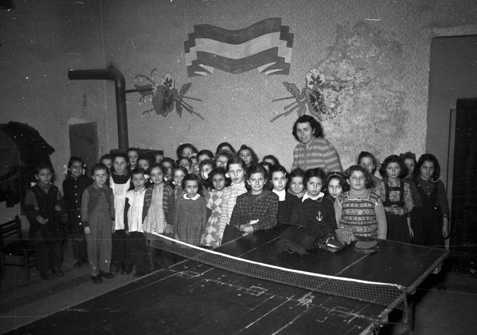 1952, Hámori Gyula, kids, table tennis table, classroom, political decoration, stove pipe, Fortepan #123362