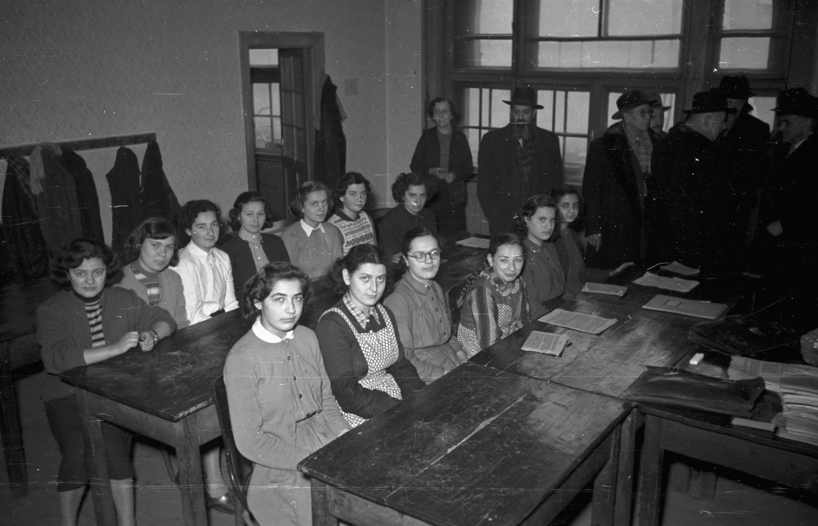 Hungary, Budapest VII., iskola a Kazinczy utcai orthodox központban., 1952, Hámori Gyula, Budapest, youth, classroom, Fortepan #123363