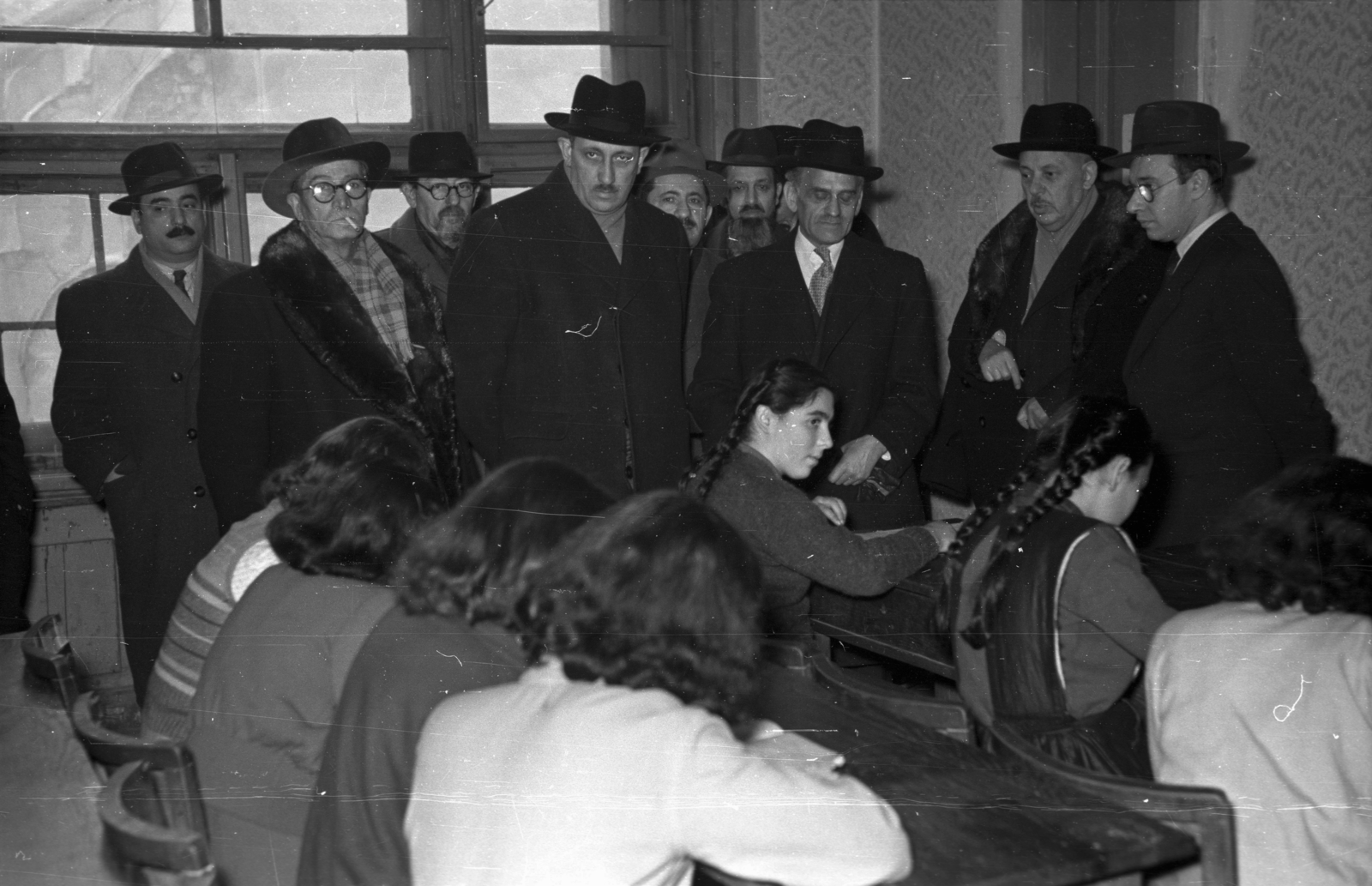 Hungary, Budapest VII., iskola a Kazinczy utcai orthodox központban. Az ablakon keresztül a zsinagóga látszik., 1952, Hámori Gyula, Budapest, back, delegation, classroom, girls, braid, Fortepan #123364