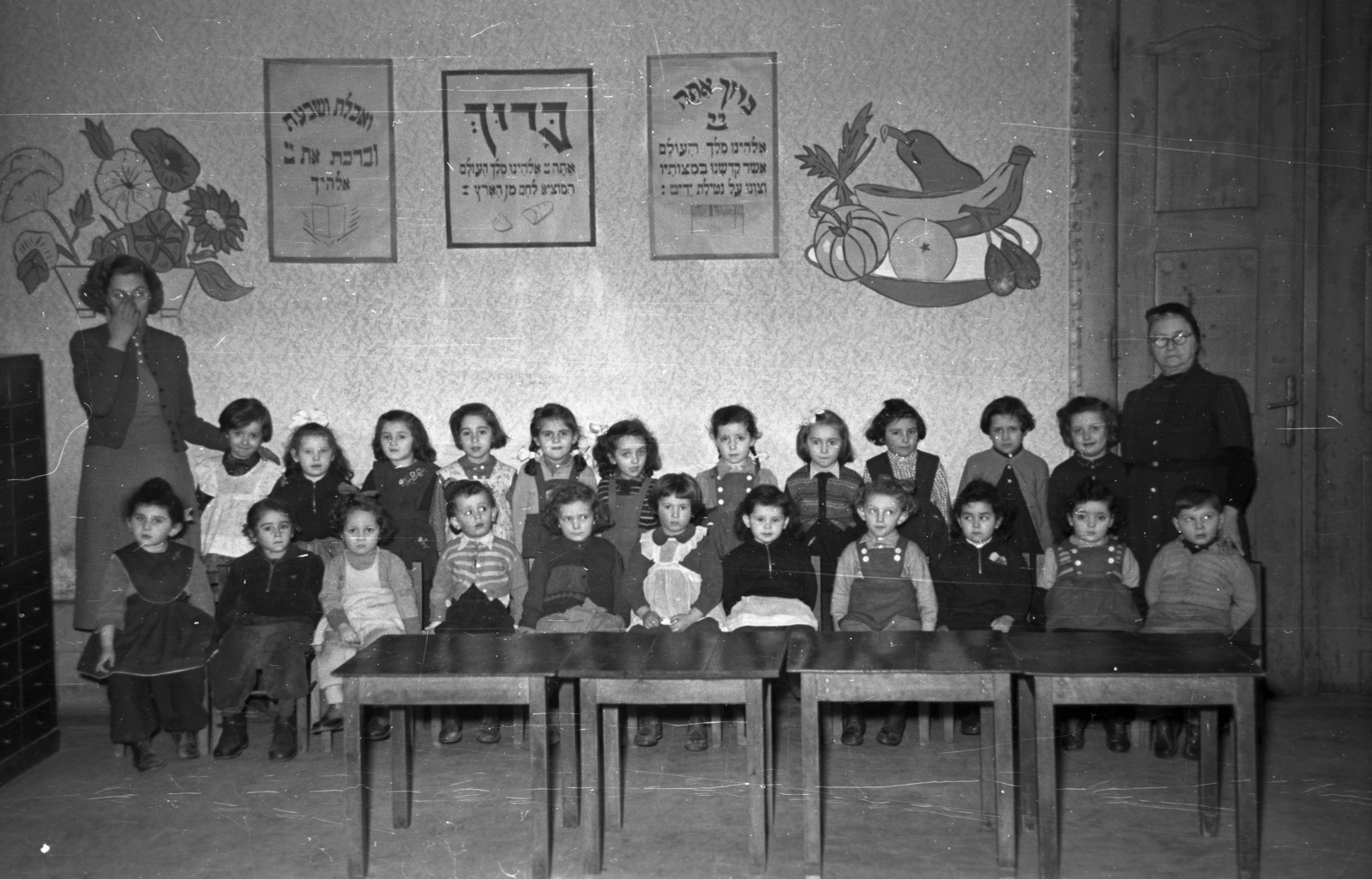 1952, Hámori Gyula, tableau, nursery, kids, interior, ribbon, Hebrew script, Fortepan #123365