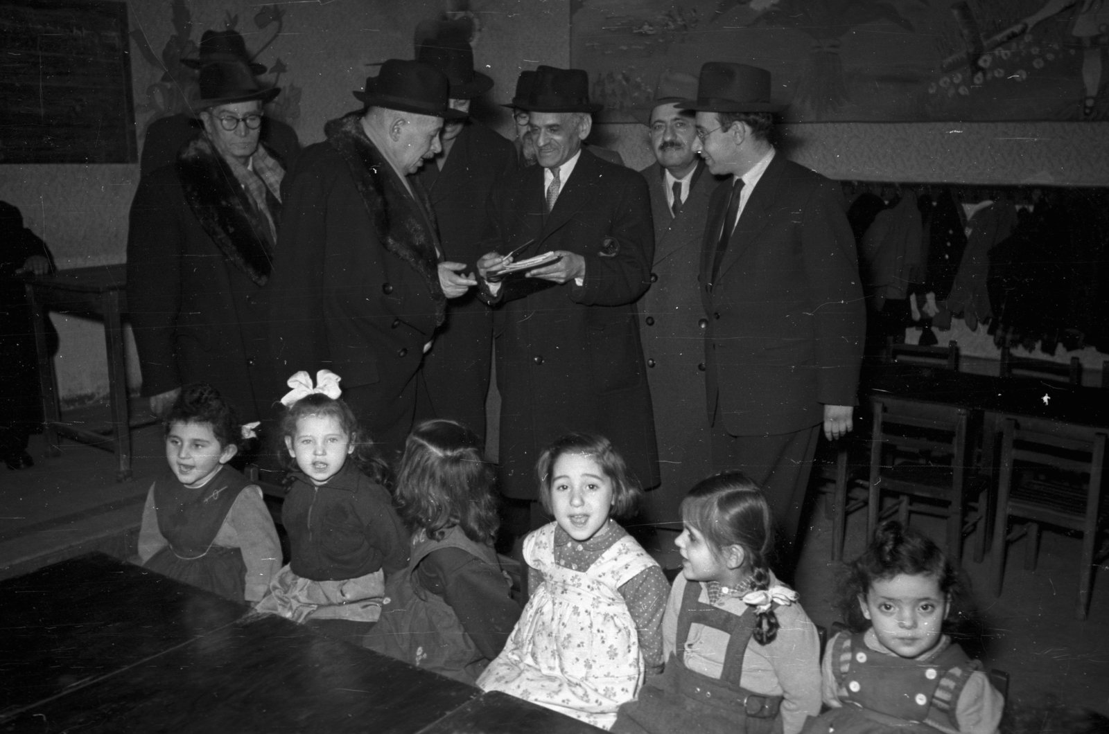 Hungary, Budapest VII., iskola a Kazinczy utcai orthodox központban., 1952, Hámori Gyula, kids, Budapest, delegation, Fortepan #123366