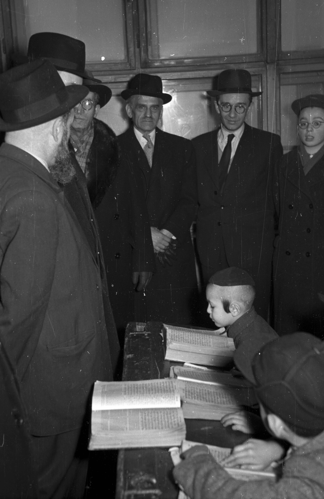 Hungary, Budapest VII., iskola a Kazinczy utcai orthodox központban., 1952, Hámori Gyula, Budapest, reading, kid, book, delegation, school desk, classroom, Fortepan #123368