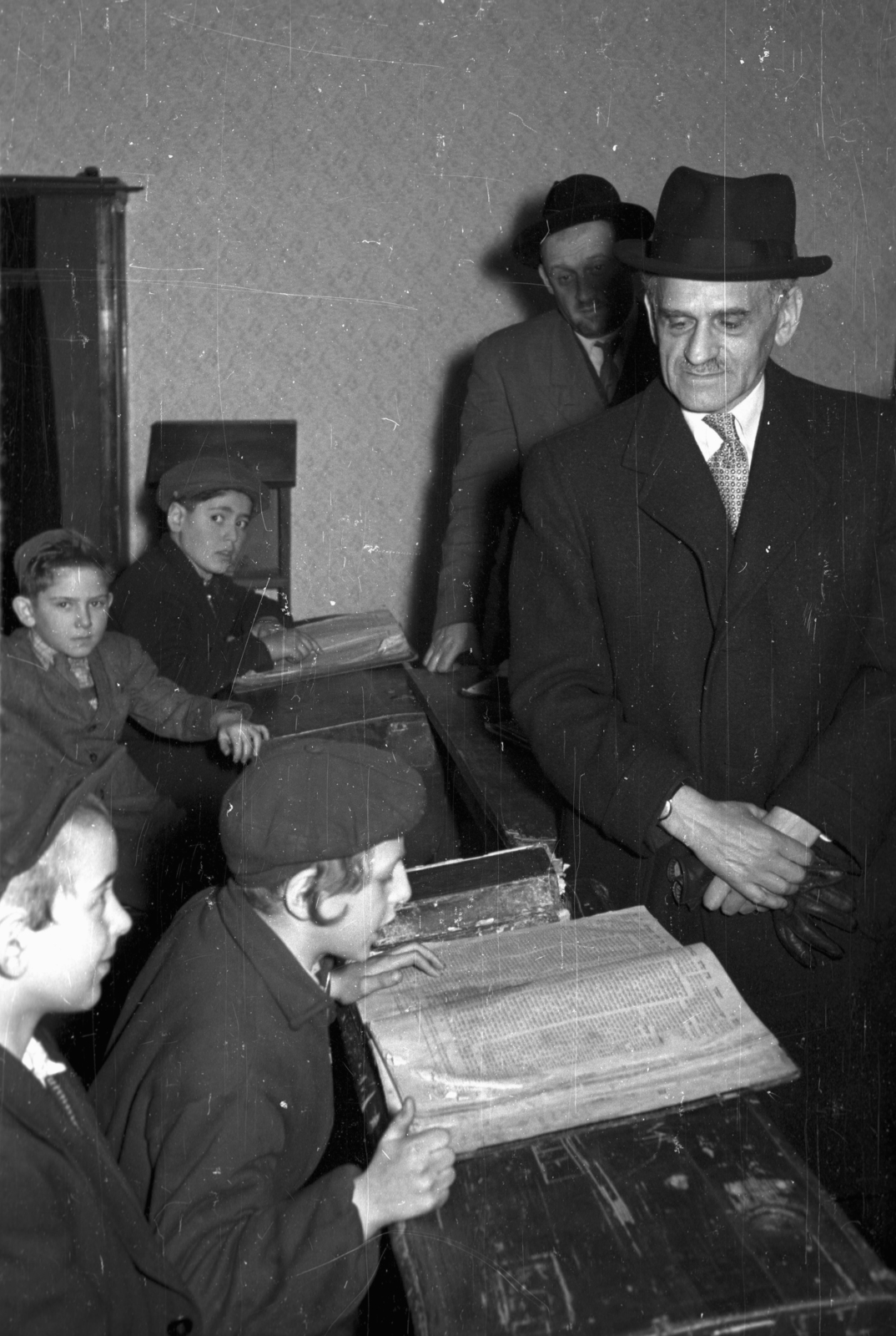 Hungary, Budapest VII., iskola a Kazinczy utcai orthodox központban., 1952, Hámori Gyula, Budapest, reading, kid, cap, book, delegation, school desk, classroom, Fortepan #123370