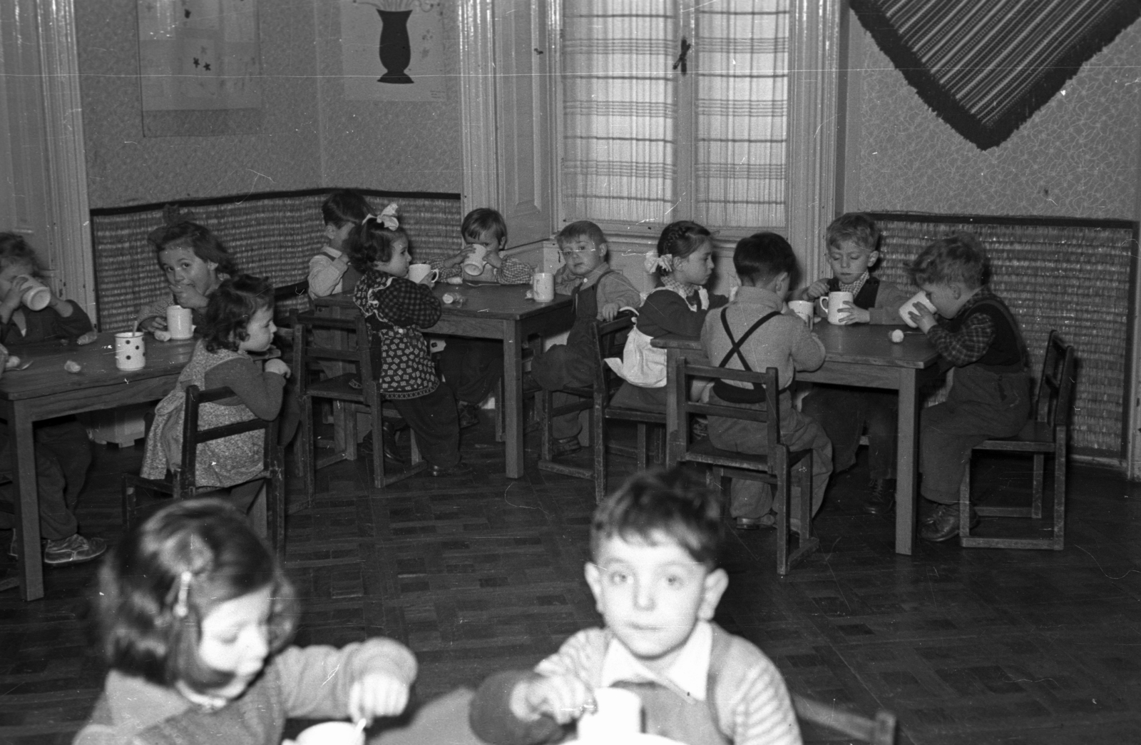 1952, Hámori Gyula, nursery, kids, interior, ribbon, parquet floor, snacks, Fortepan #123371