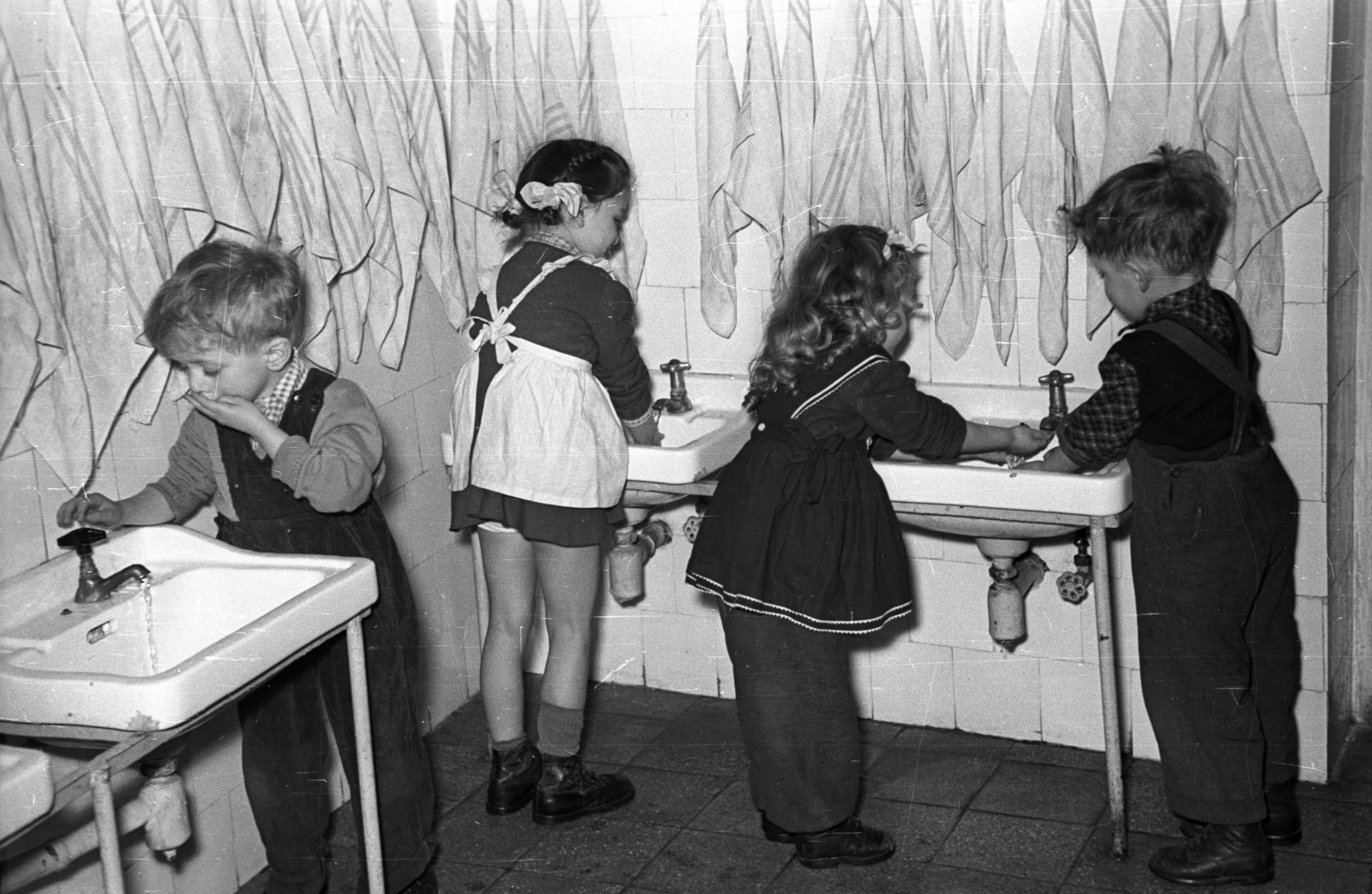1952, Hámori Gyula, nursery, kids, interior, bathroom, Fortepan #123374