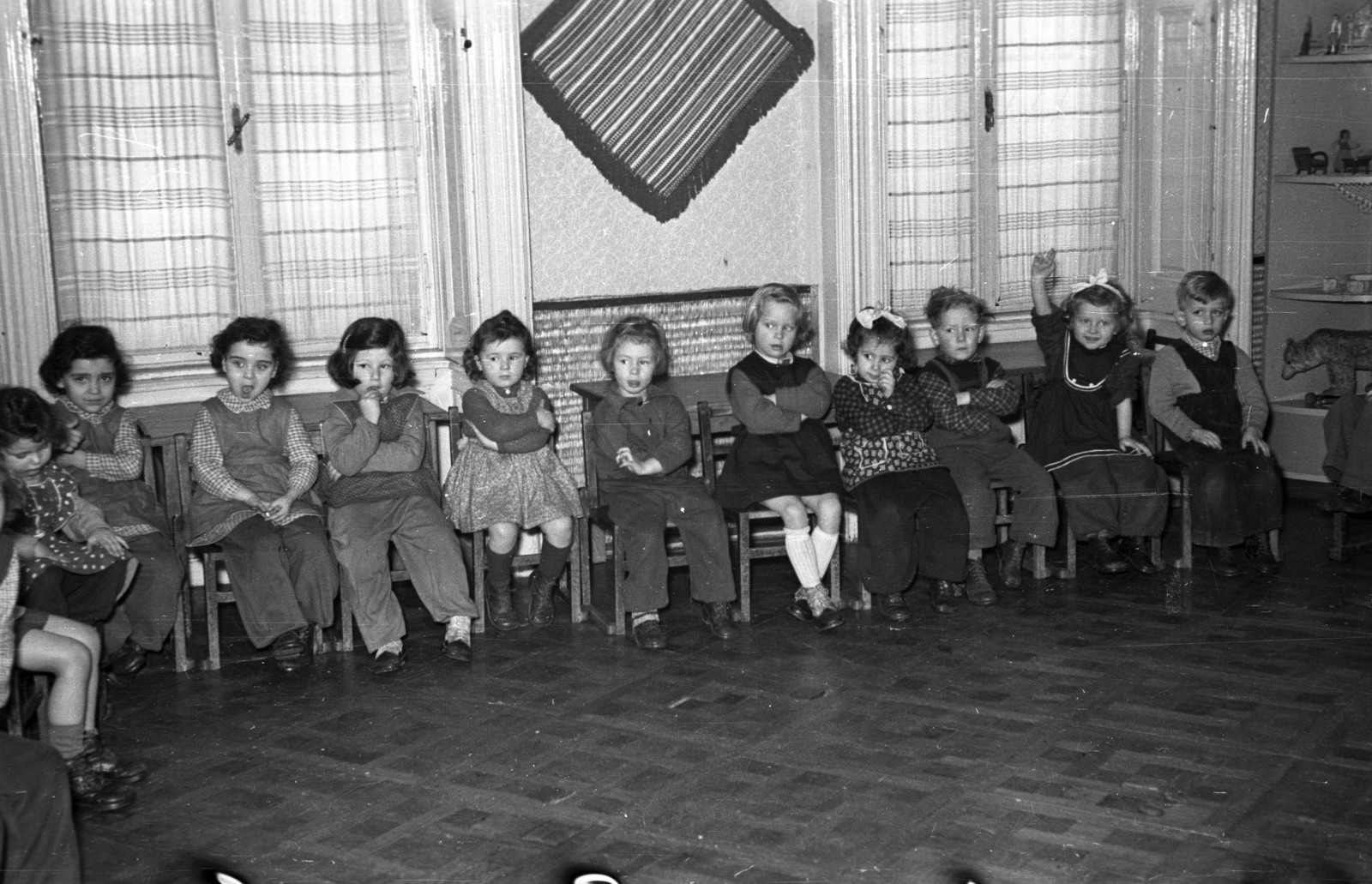 1952, Hámori Gyula, nursery, kids, interior, ribbon, parquet floor, Fortepan #123375