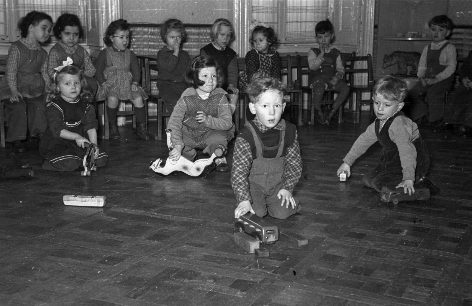 1952, Hámori Gyula, genre painting, nursery, kids, interior, toy, parquet floor, Fortepan #123377