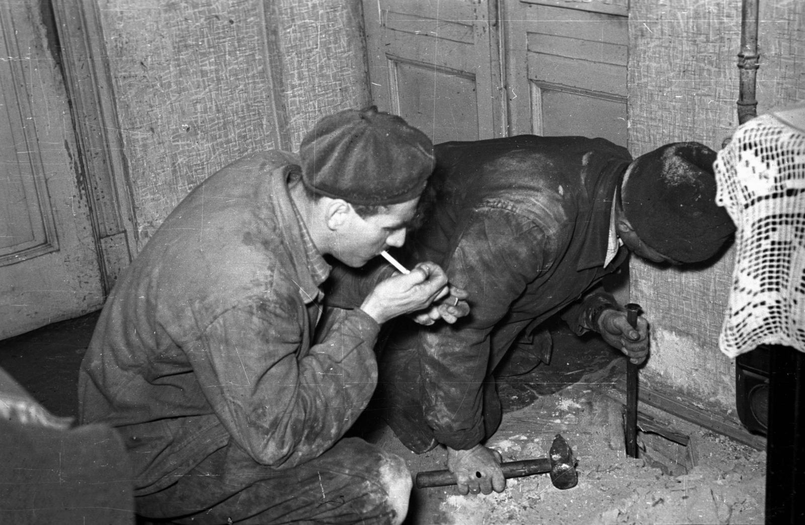1952, Hámori Gyula, cigarette, smoking, worker, handcraft, interior, beret, chisel, Fortepan #123378