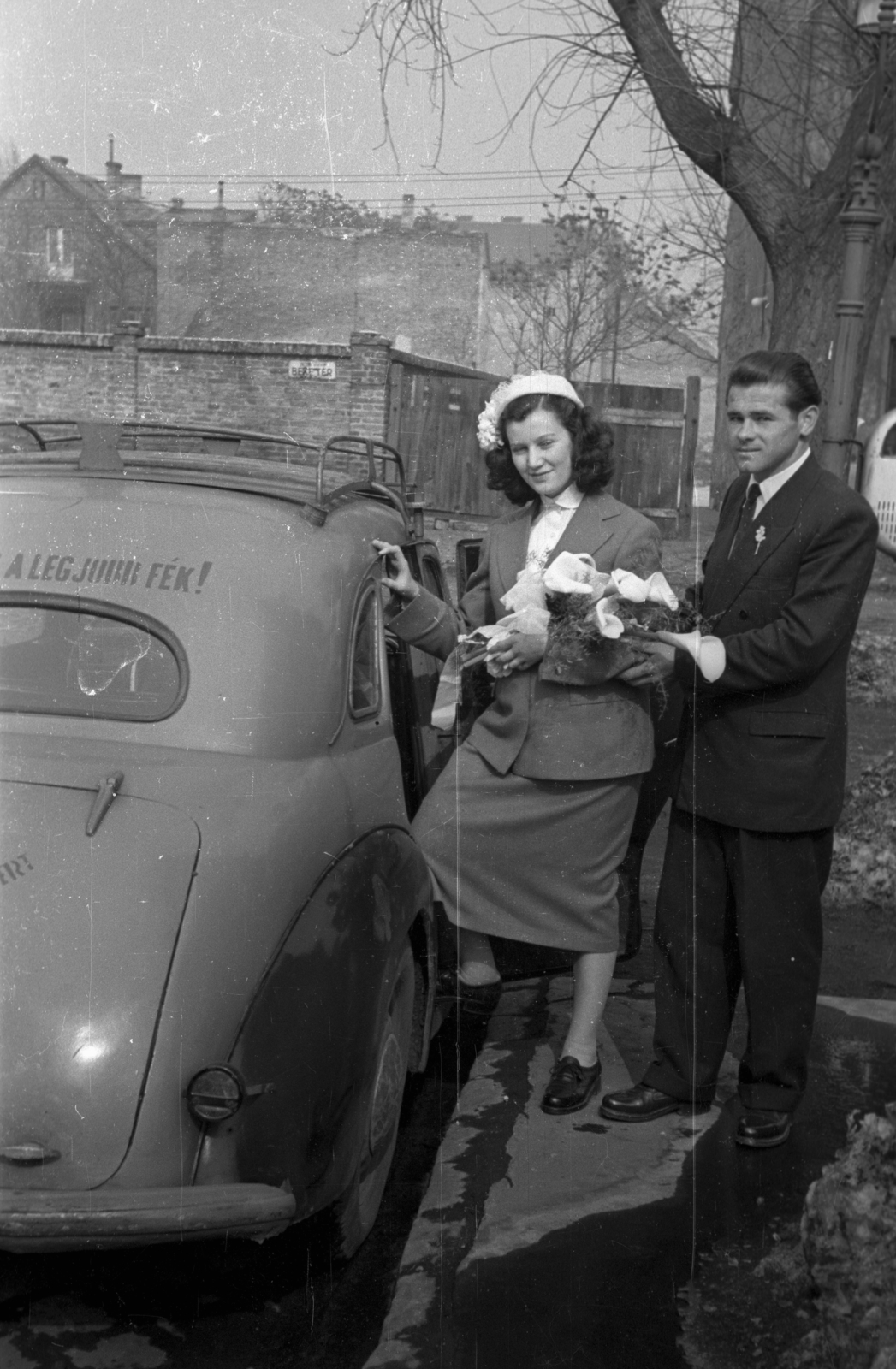 Hungary, Budapest XIII., Béke tér, a felvétel a Szent László-templom előtt készült. Háttérben jobbra az Országbíró utca., 1952, Hámori Gyula, bride, groom, Budapest, entering the car, Fortepan #123379