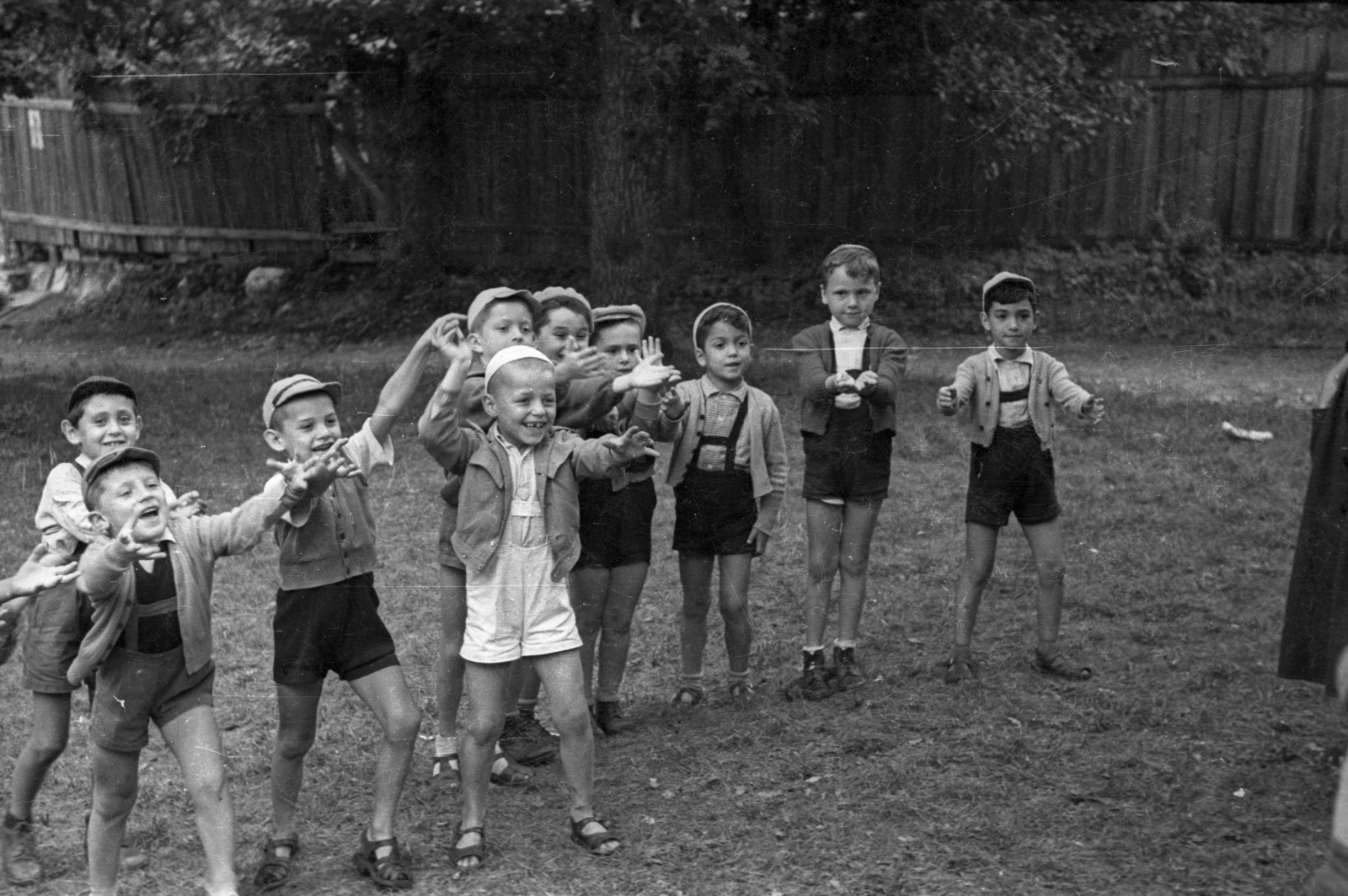 1953, Hámori Gyula, gyerekek, sapka, kantárosnadrág, játék, Fortepan #123384