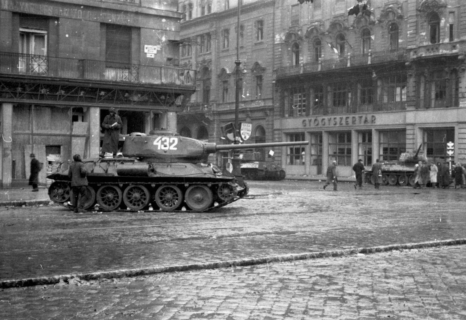 Hungary, Budapest V., Astoria kereszteződés, szemben a Kossuth Lajos utca a Múzeum körút felől nézve., 1956, Kurutz Márton, revolution, tank, pedestrian, street view, hotel, pharmacy, soldier, untitled, Budapest, Fortepan #12339