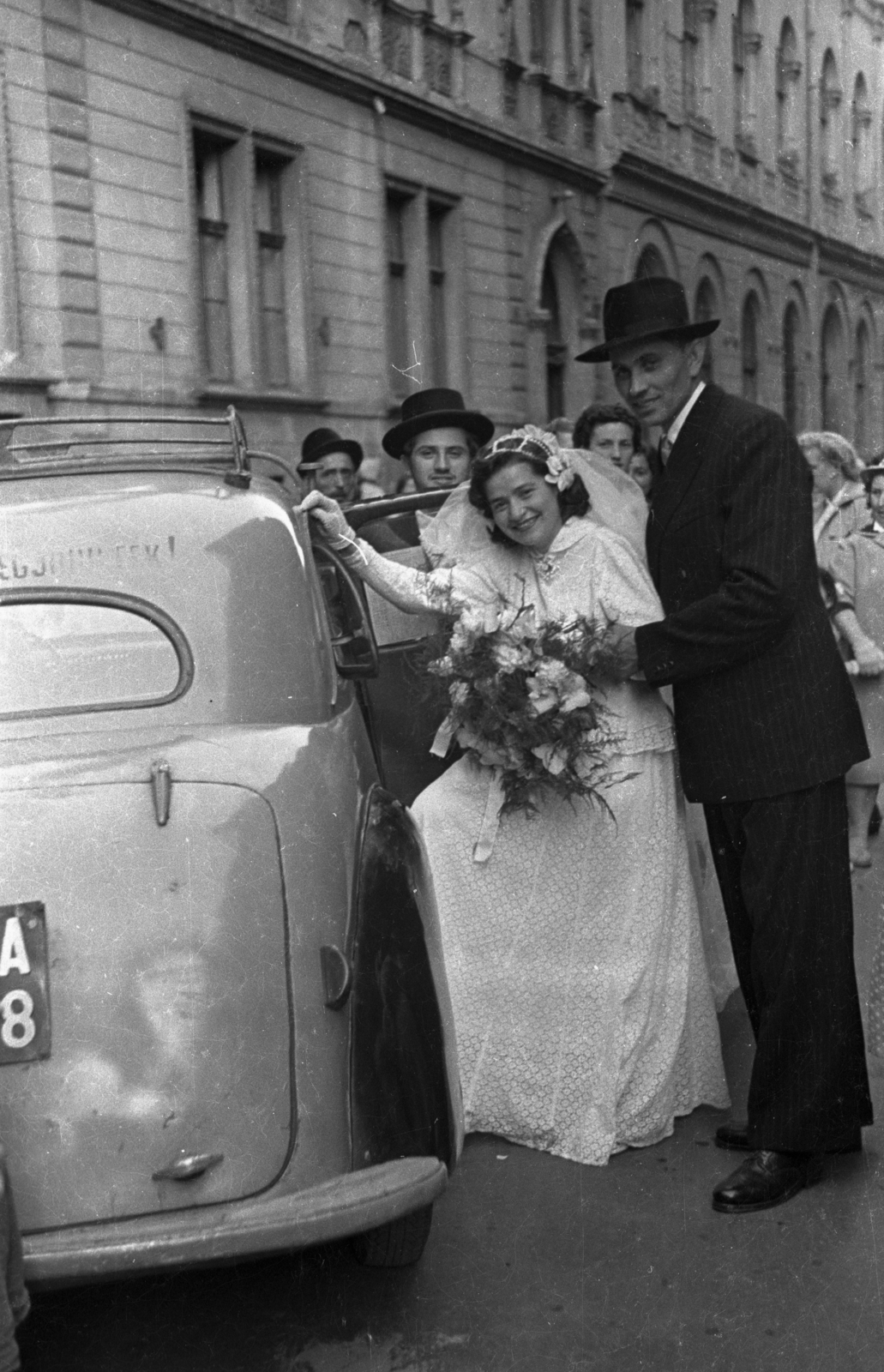 Hungary, Budapest VII., Kazinczy utca, a felvétel a zsinagóga előtt készült a Wesselényi utca felé nézve., 1953, Hámori Gyula, Budapest, entering the car, Fortepan #123400