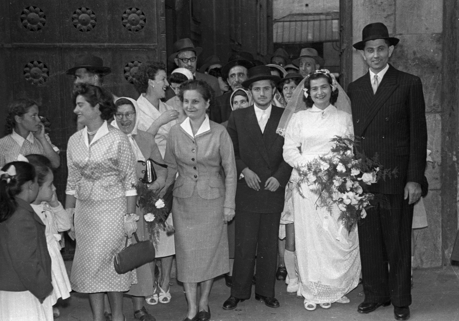 Hungary, Budapest VII., a felvétel a Kazinczy utcai orthodox központ bejárata előtt készült., 1953, Hámori Gyula, Budapest, wedding ceremony, Fortepan #123401