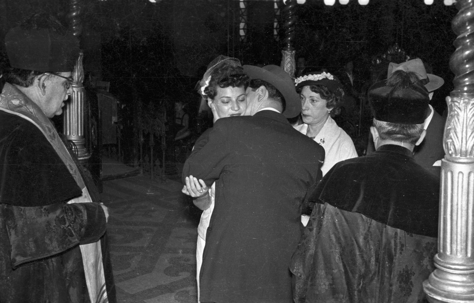 Hungary, Budapest VII., Dohány utcai zsinagóga., 1953, Hámori Gyula, Budapest, wedding ceremony, kissing, kiss, Fortepan #123409