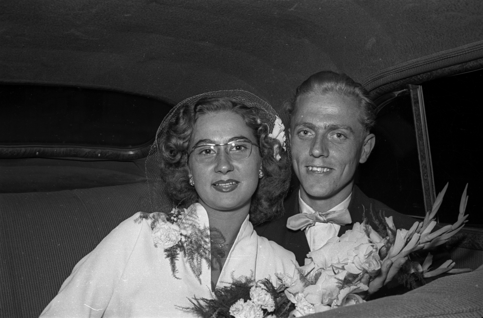 1953, Hámori Gyula, glasses, vehicle interior, groom, bride, bouquet, tulle, bow tie, half-smile, Fortepan #123410