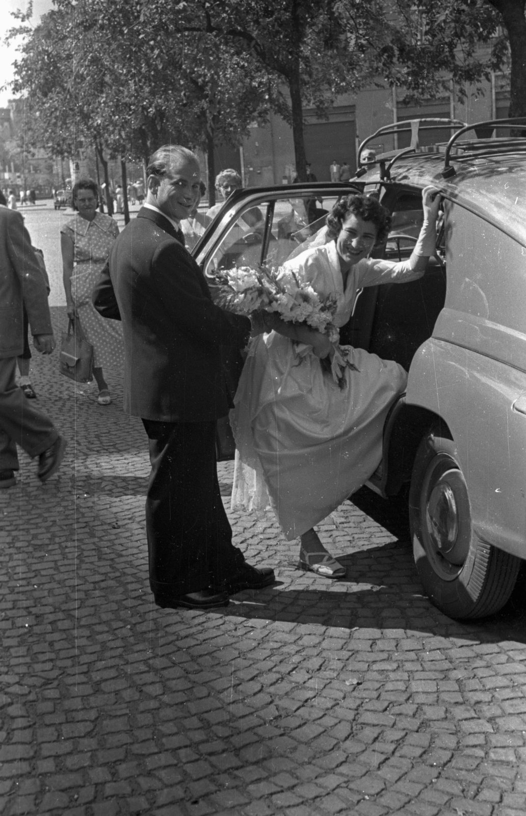 Magyarország, Budapest VII., a felvétel a Dohány utcai zsinagóga előtt készült. Háttérben a Károly (Tanács) körút - Wesselényi utca sarok., 1953, Hámori Gyula, Budapest, autóba szállás, GAZ M20 Pobjeda, Fortepan #123411