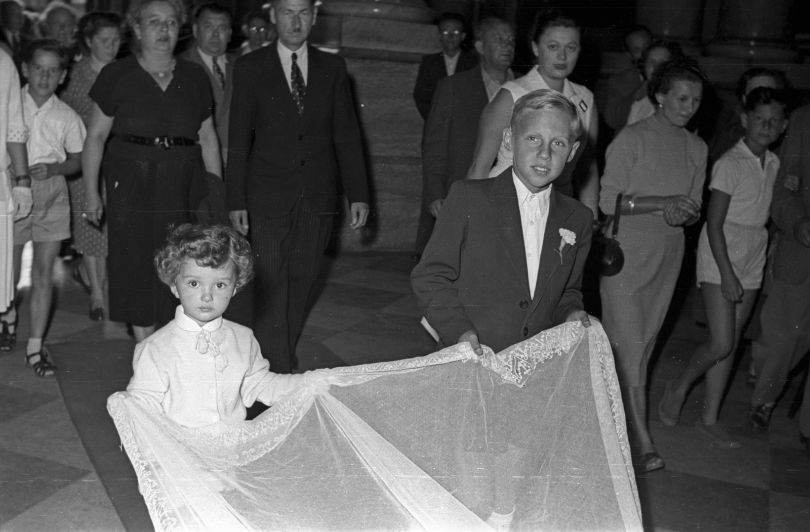 Hungary, Budapest V., Szent István tér, a felvétel Szent István-bazilika főbejárata előtt készült., 1953, Hámori Gyula, Budapest, hairdo, wedding ceremony, bridesmaid, Fortepan #123420