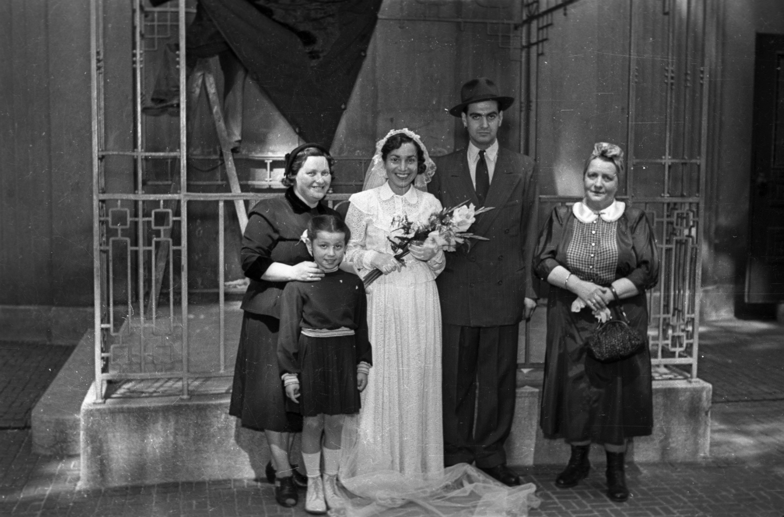 Hungary, Budapest VII., a Kazinczy utcai orthodox központ udvara, hüpe (menyegzői baldachin) a zsinagógánál., 1953, Hámori Gyula, Budapest, wedding ceremony, chuppah, Fortepan #123423