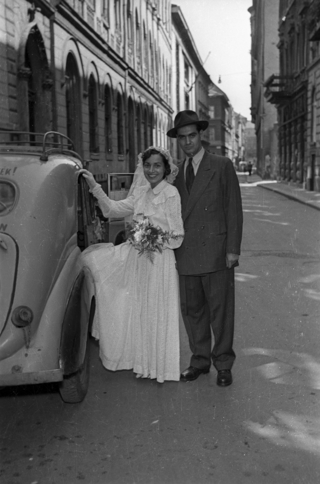 1953, Hámori Gyula, entering the car, Fortepan #123426
