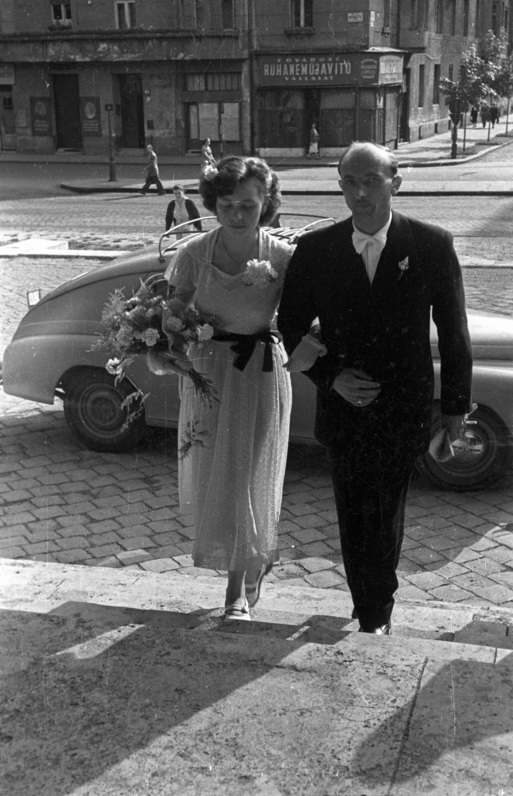 Hungary, Budapest IX., Bakáts tér az Assisi Szent Ferenc-templom előtt, jobbra szemben a Bakáts utca., 1953, Hámori Gyula, bride, groom, Budapest, Fortepan #123427