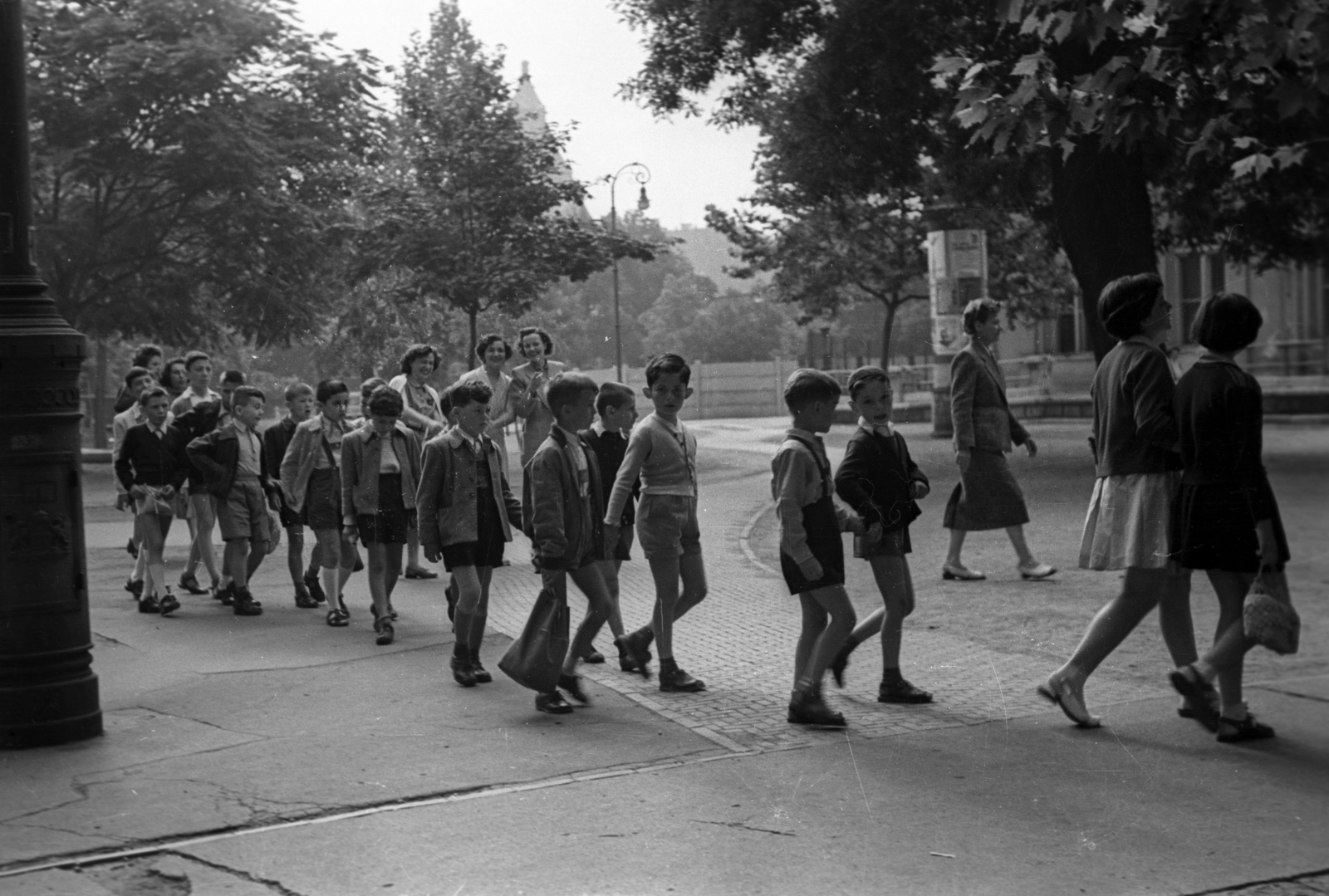 Hungary, Budapest V., Erzsébet (Engels) tér, háttérben az Anker-ház kupolája, jobbra a Nemzeti Szalon, egykor Kioszk., 1953, Hámori Gyula, kids, Budapest, Fortepan #123430