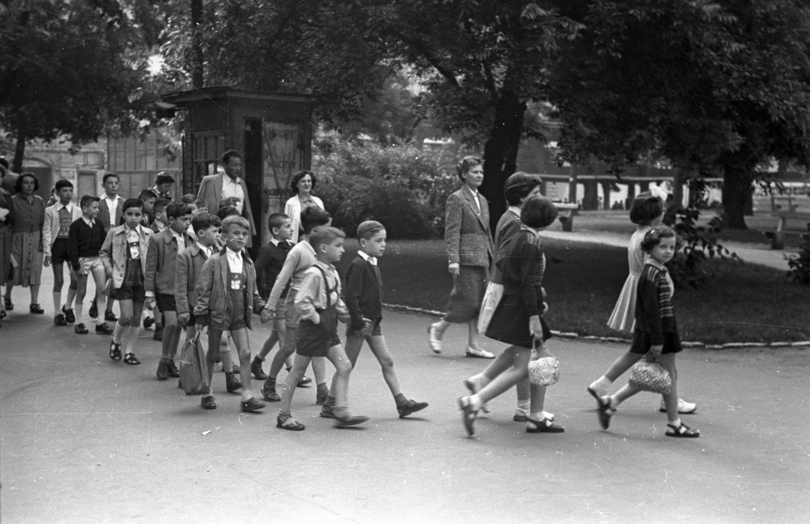 Magyarország, Budapest V., Erzsébet (Engels) tér, háttérben a MÁVAUT autóbusz-pályaudvar., 1953, Hámori Gyula, gyerekek, Budapest, Fortepan #123431