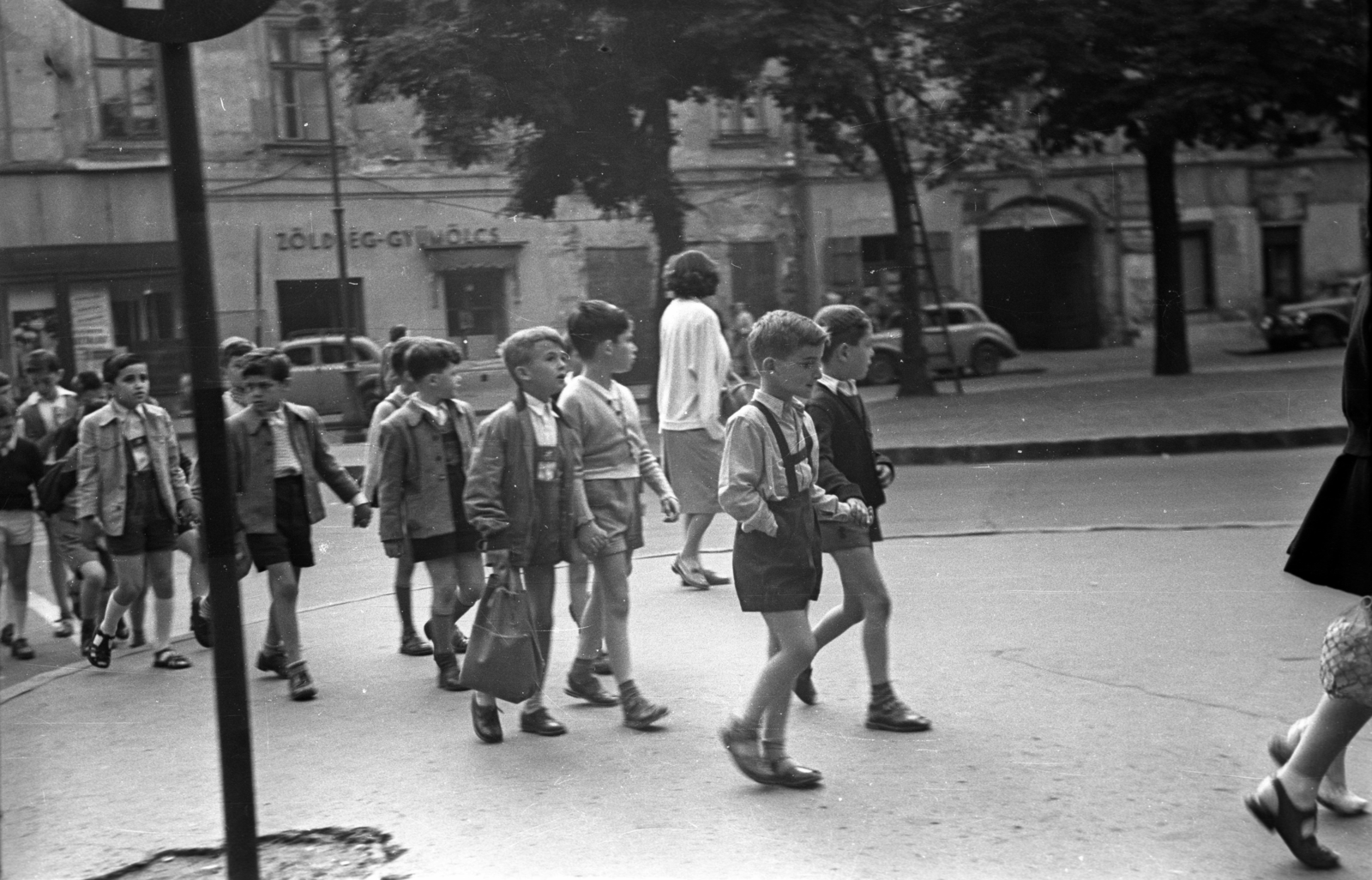 Hungary, Budapest V., a felvétel az Erzsébet (Engels) téren készült, háttérben a József Attila utca sarkán álló ház látható (mára elbontva)., 1953, Hámori Gyula, kids, Budapest, Fortepan #123432