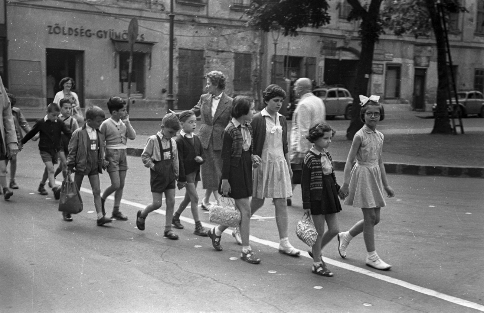 Hungary, Budapest V., Erzsébet (Engels) tér, háttérben a József Attila utca sarkán álló ház (mára elbontva)., 1953, Hámori Gyula, kids, Budapest, Fortepan #123433
