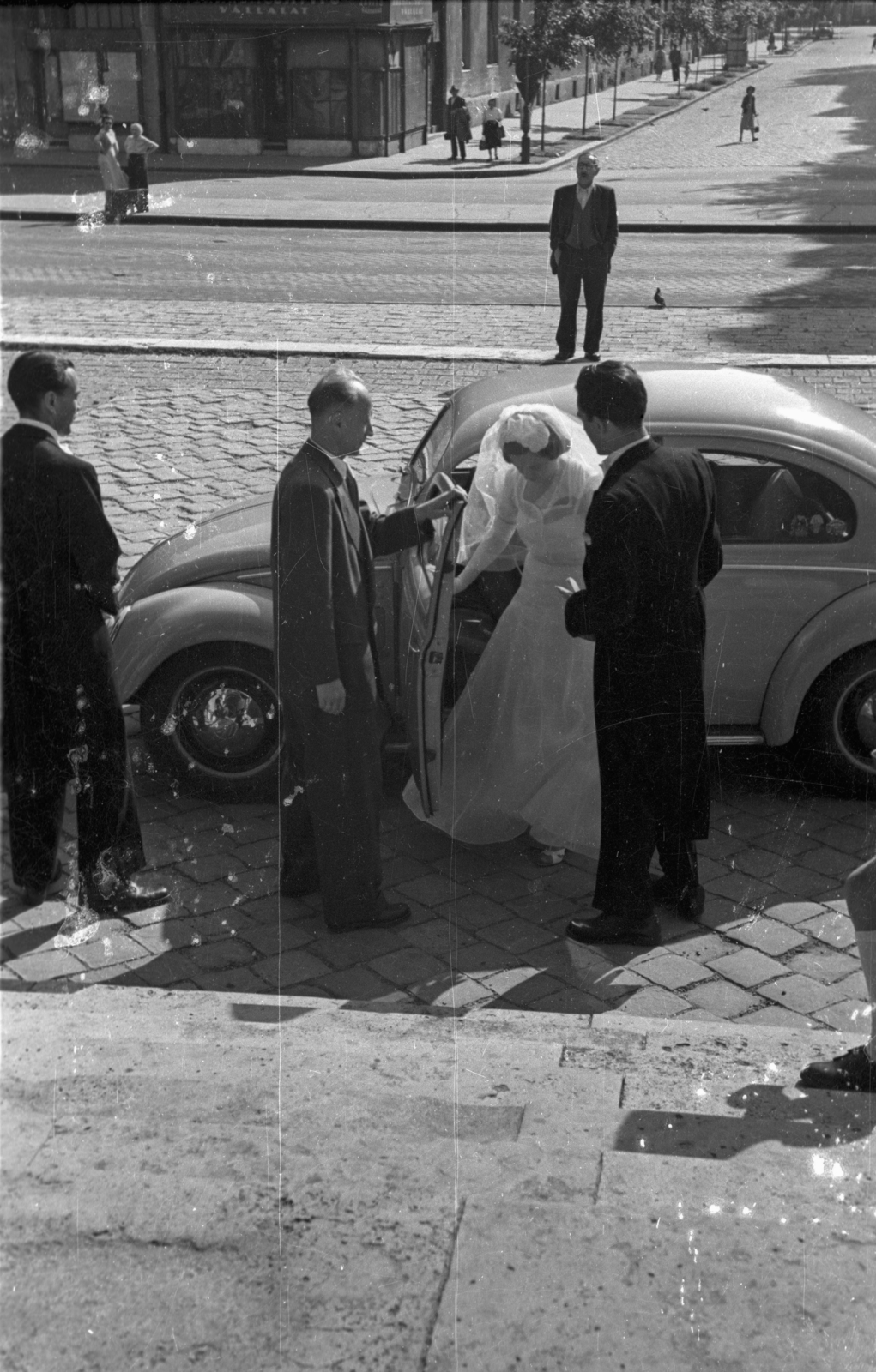 Magyarország, Budapest IX., Bakáts tér az Assisi Szent Ferenc-templom előtt, jobbra szemben a Bakáts utca., 1953, Hámori Gyula, Volkswagen-márka, menyasszony, vőlegény, Volkswagen Bogár, Budapest, Fortepan #123435