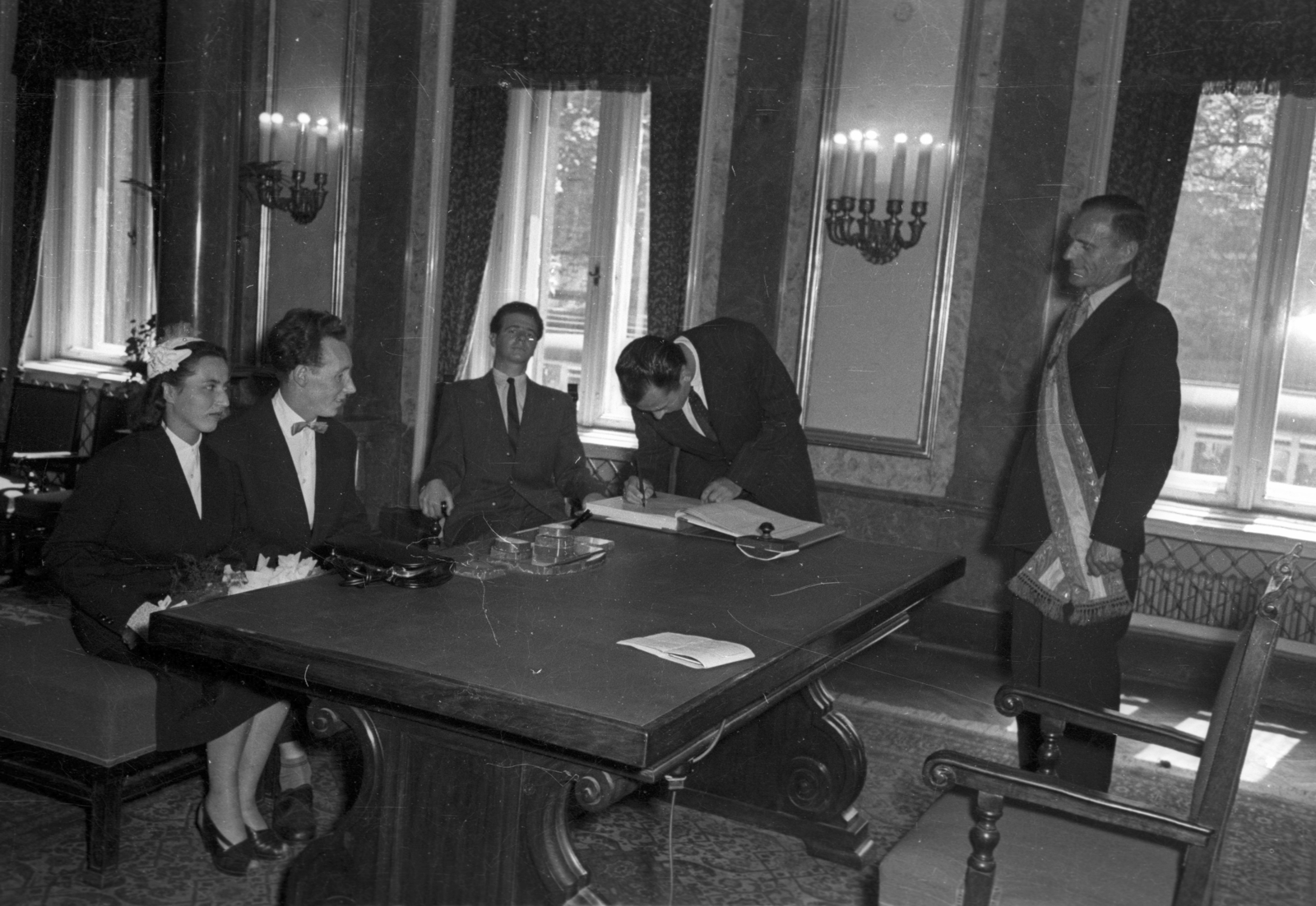 Magyarország, Budapest VI., Teréz körút 13. (Lenin körút 67.) Központi Házasságkötő terem., 1953, Hámori Gyula, menyasszony, vőlegény, anyakönyvvezető, anyakönyv, Budapest, Fortepan #123436