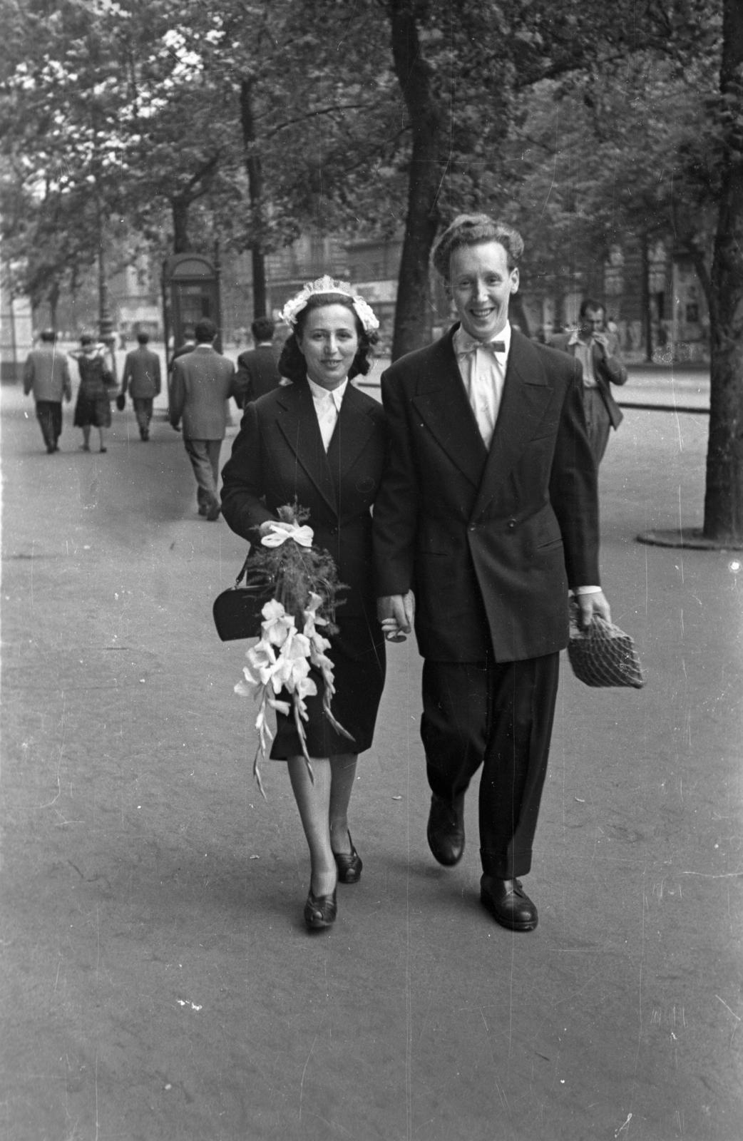 Hungary, Budapest VI., Teréz körút (Lenin körút) a Központi Házasságkötő terem közelében., 1953, Hámori Gyula, bride, groom, Budapest, Fortepan #123438