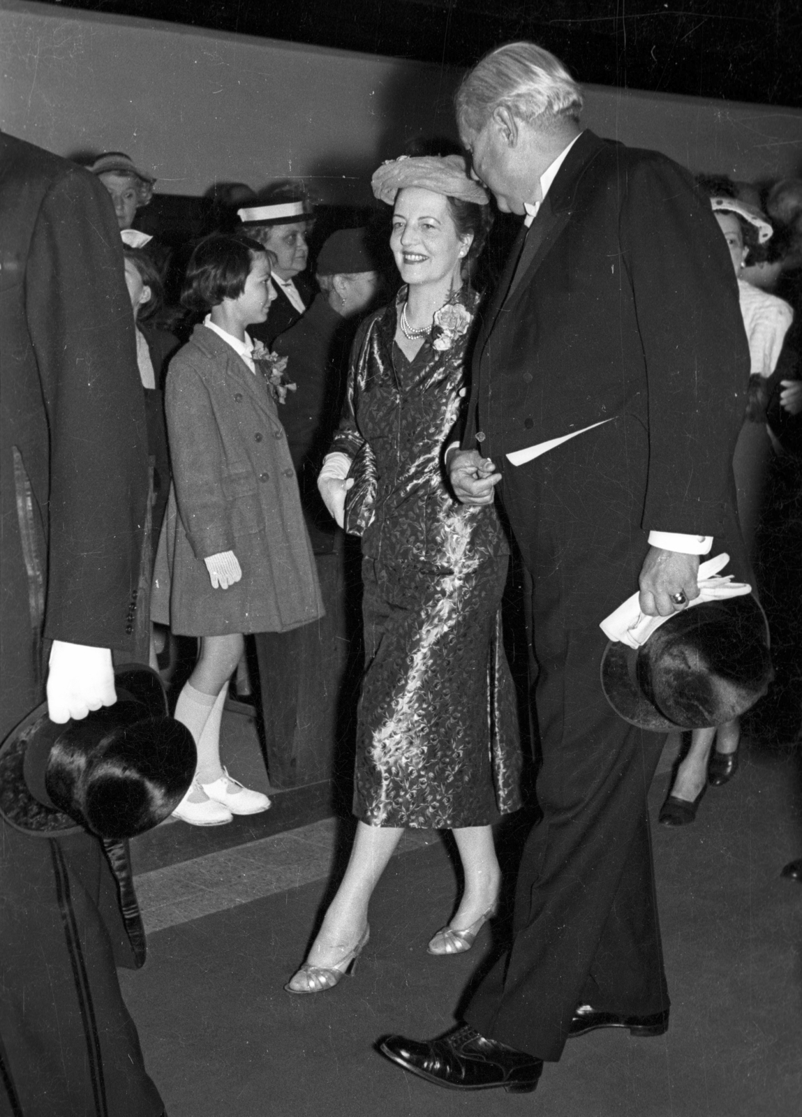 Hungary, Budapest I., Bécsi kapu tér, Budavári Evangélikus templom., 1953, Hámori Gyula, Budapest, hat, lady, gloves, hat in hand, white tie, evening gown, Fortepan #123441