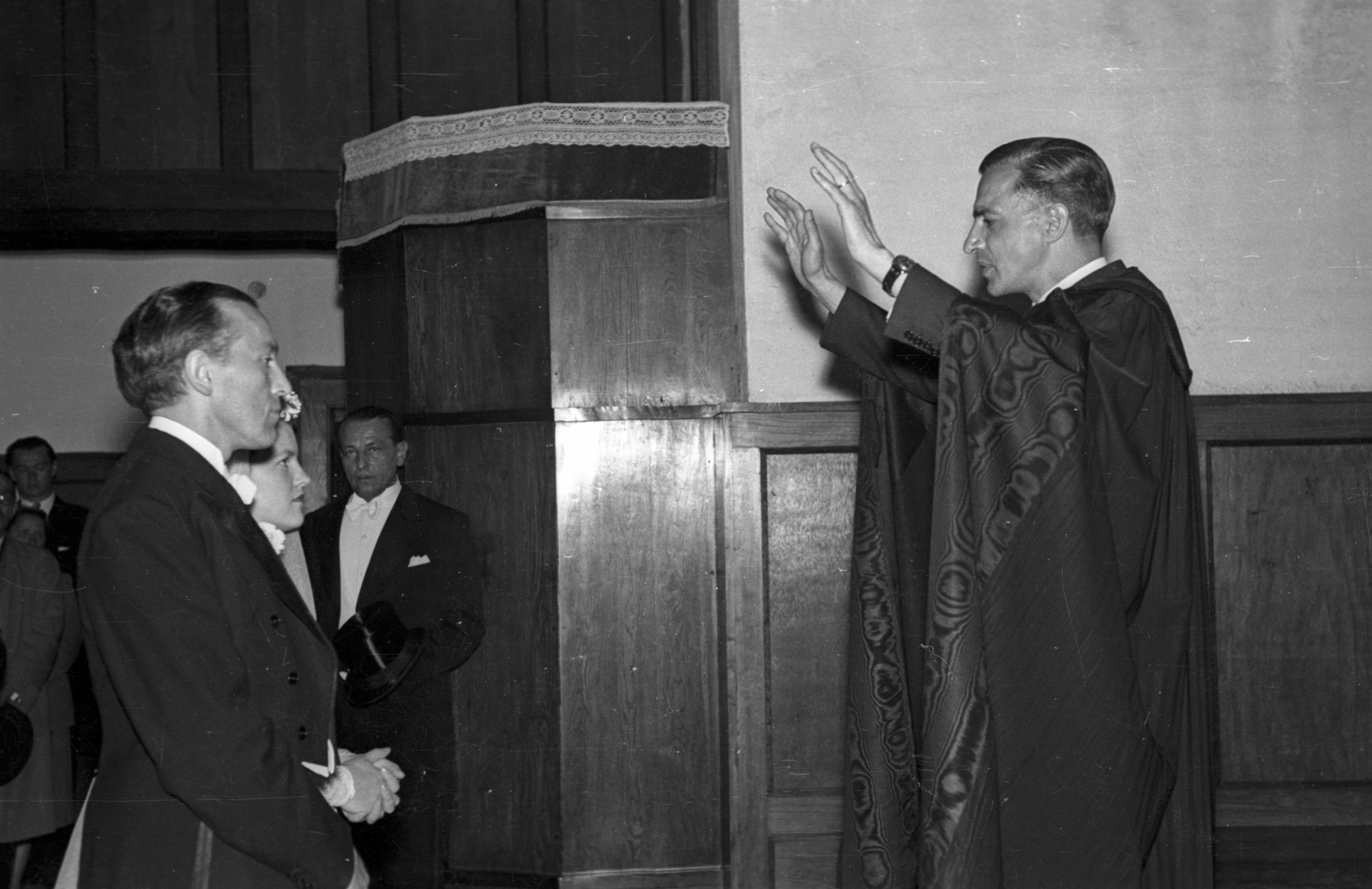 Hungary, Budapest I., Bécsi kapu tér, Budavári Evangélikus templom., 1953, Hámori Gyula, bride, groom, Budapest, Fortepan #123444