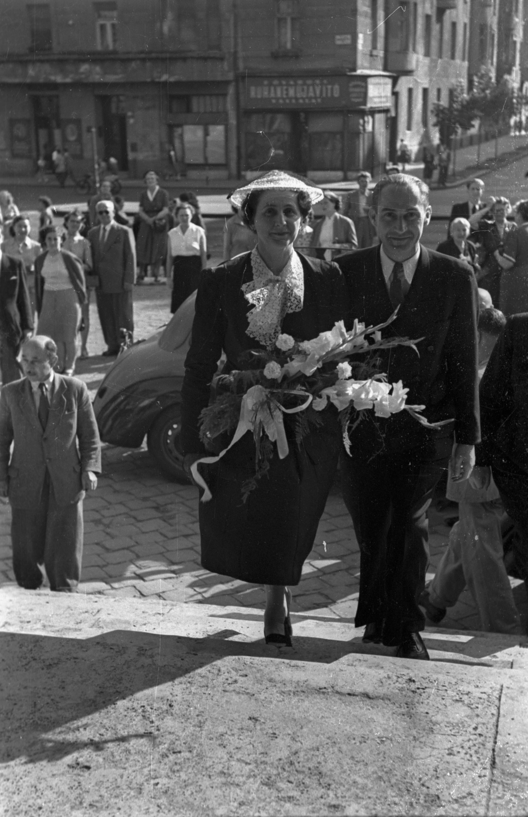 Magyarország, Budapest IX., Bakáts tér az Assisi Szent Ferenc-templom előtt, jobbra szemben a Bakáts utca., 1953, Hámori Gyula, Budapest, esküvő, Fortepan #123449