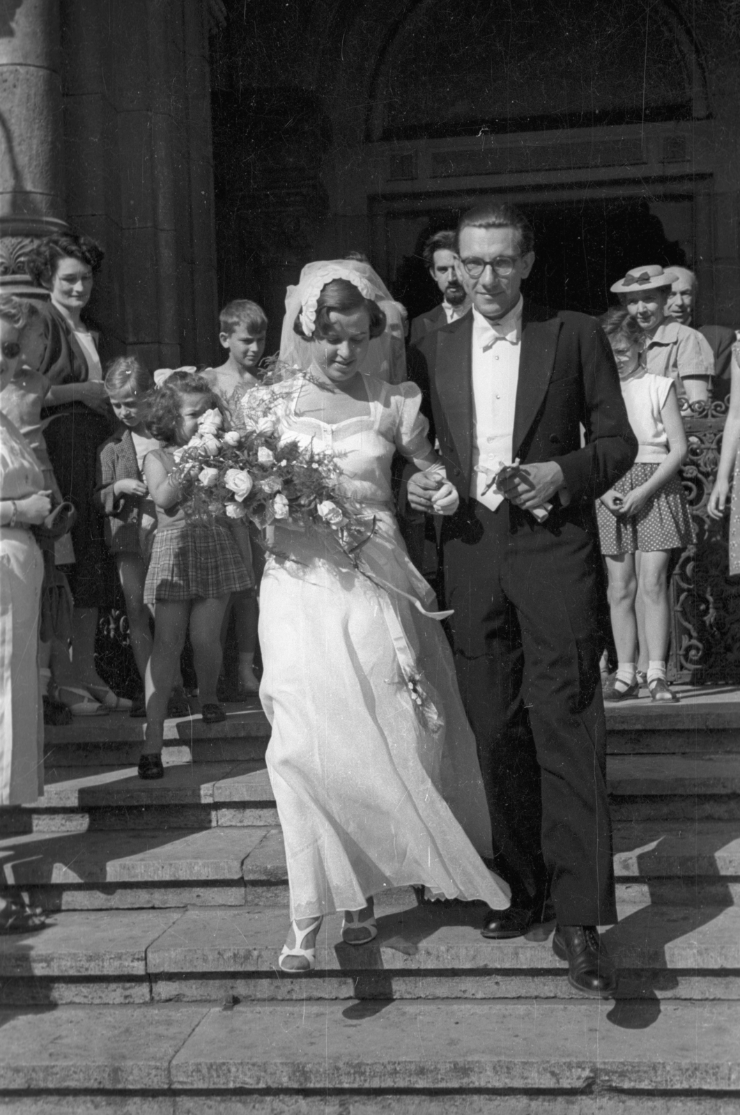 Hungary, Budapest IX., Bakáts tér, a felvétel az Assisi Szent Ferenc-templom előtt készült., 1953, Hámori Gyula, bride, groom, Budapest, Fortepan #123453