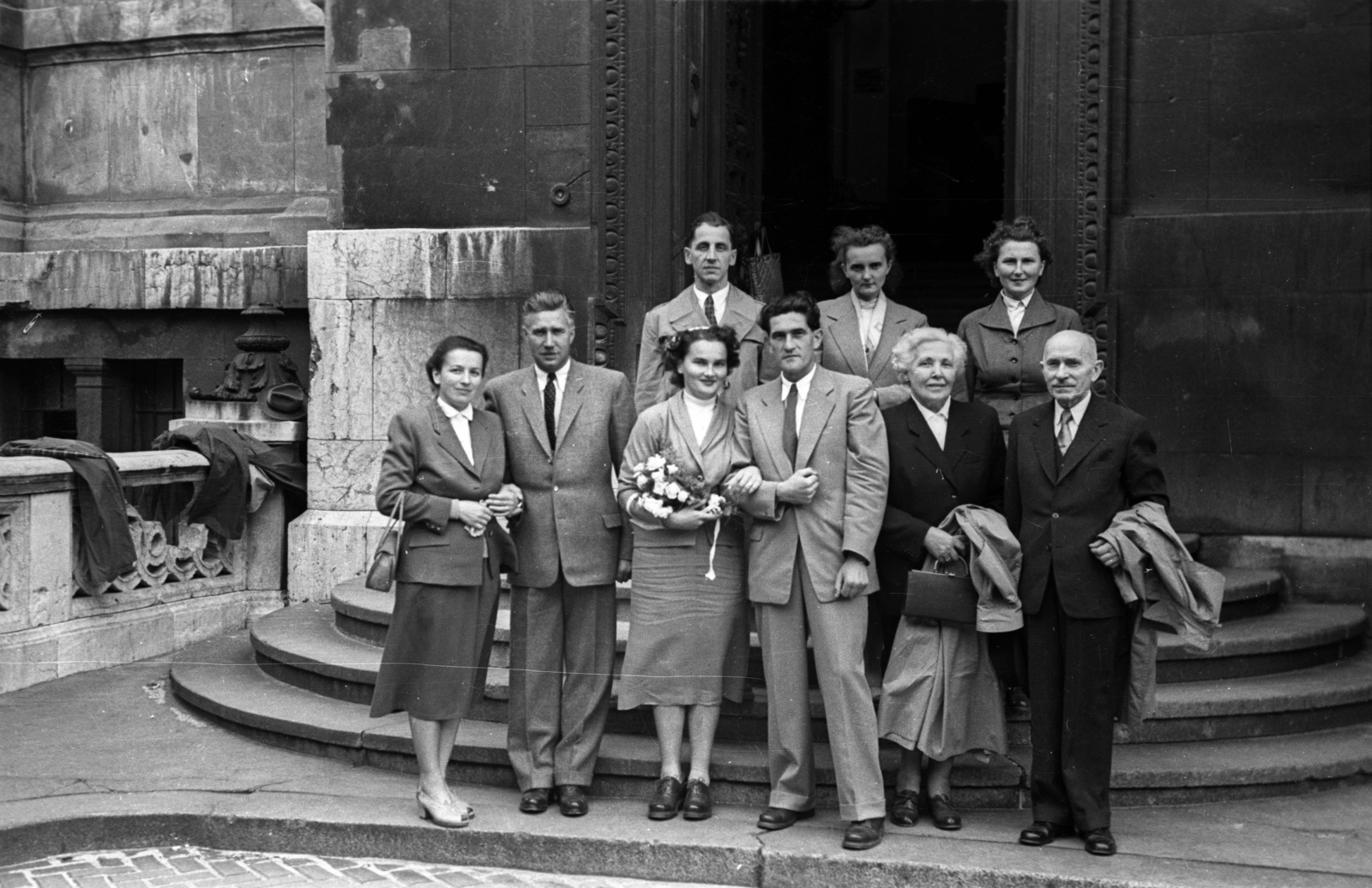 Hungary, Budapest V., Szent István tér, a felvétel a Szent István-bazilika egyik északi oldalbejárata előtt készült., 1953, Hámori Gyula, bride, groom, Budapest, Fortepan #123454