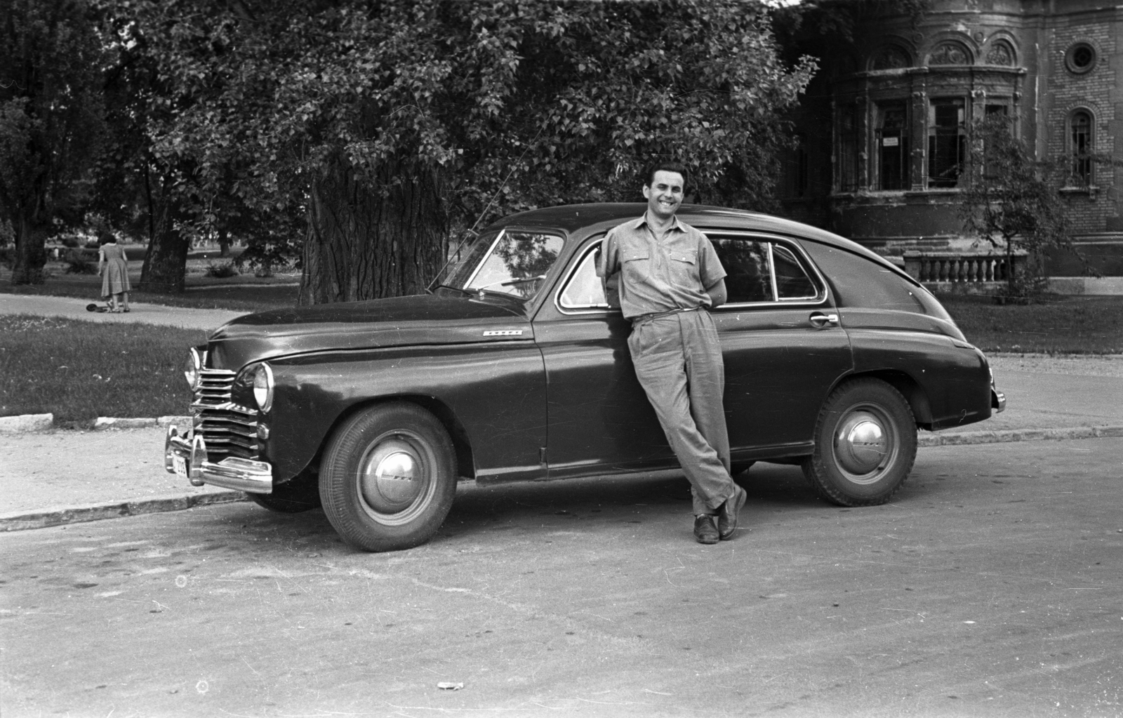 Hungary, Margit Islands, Budapest, GAZ M20 Pobjeda személygépkocsi, jobbra a háttérben a Margit-fürdő., 1953, Hámori Gyula, M20 Pobieda, Fortepan #123455