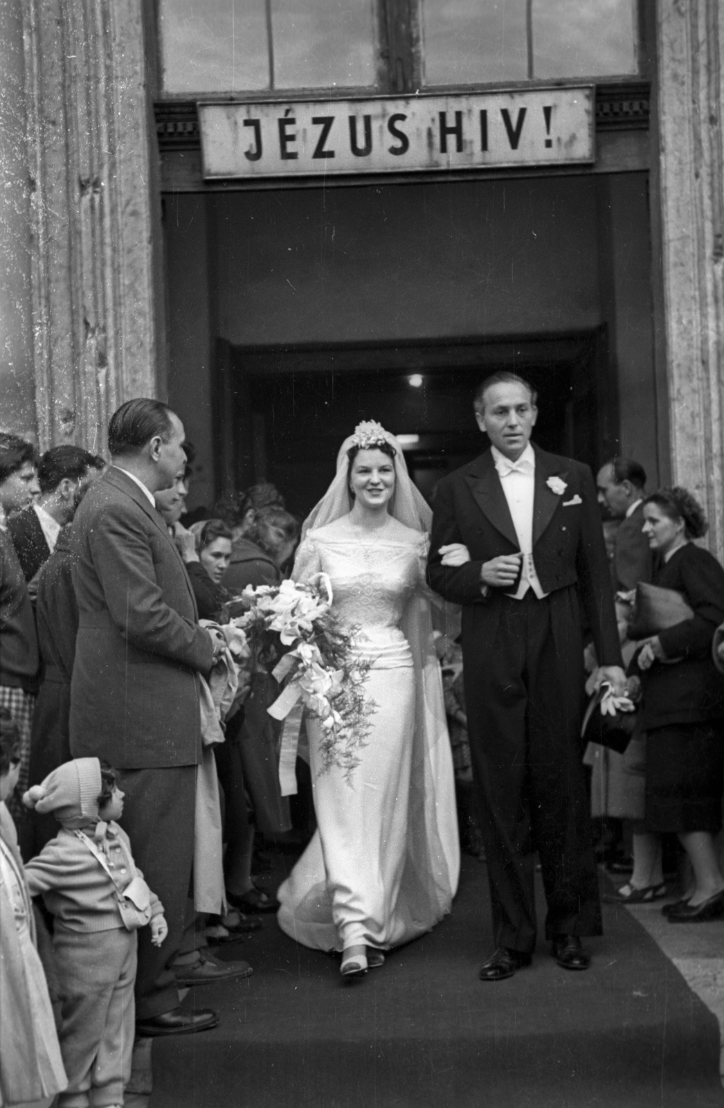 Hungary, Budapest I., Bécsi kapu tér, a felvétel a Budavári Evangélikus templom előtt készült., 1953, Hámori Gyula, bride, groom, Budapest, Fortepan #123457