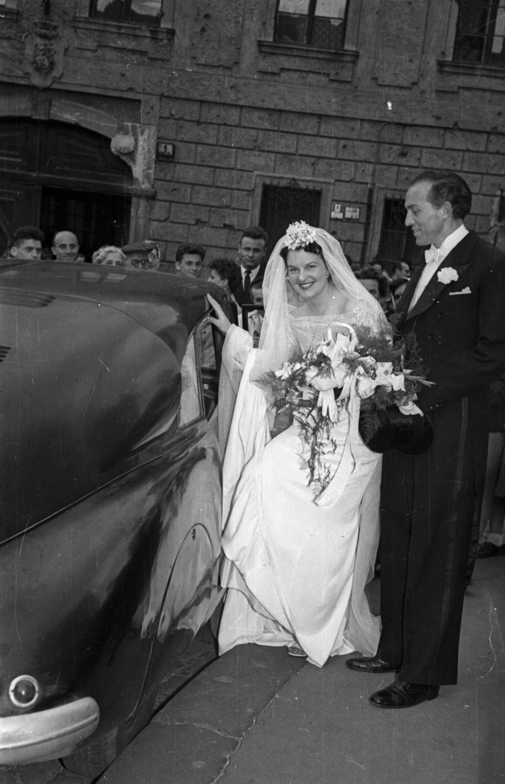 Hungary, Budapest I., Bécsi kapu tér, a felvétel a Budavári Evangélikus templom előtt készült., 1953, Hámori Gyula, bride, groom, Budapest, Fortepan #123459