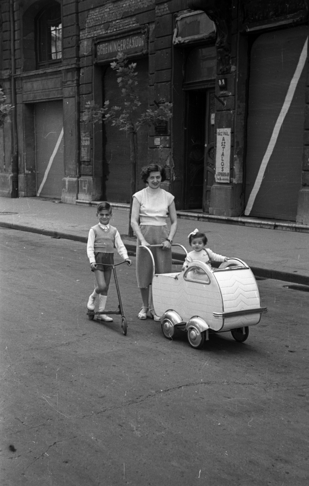 Hungary, Budapest V., Aulich utca 3., 1953, Hámori Gyula, baby carriage, scooter, Budapest, Fortepan #123460