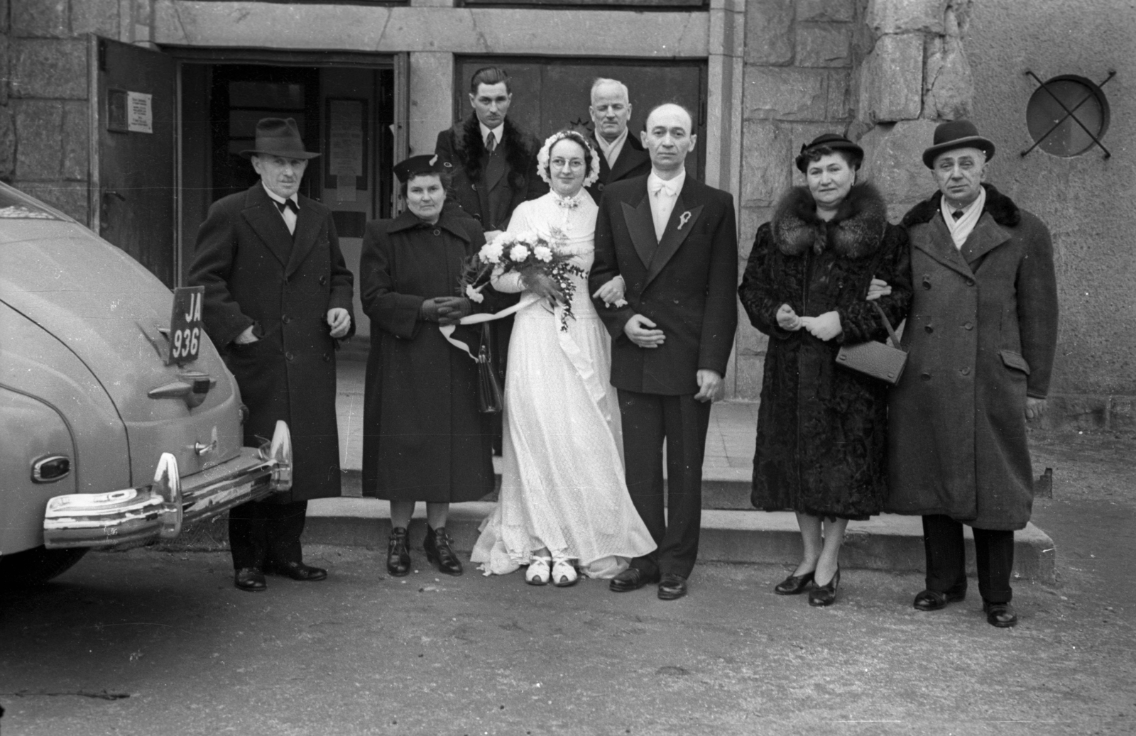Hungary, Budapest XII., a felvétel a mai Apor Vilmos téren a Felső-Krisztinavárosi Keresztelő Szent János-templom előtt készült., 1953, Hámori Gyula, bride, groom, Budapest, Fortepan #123467