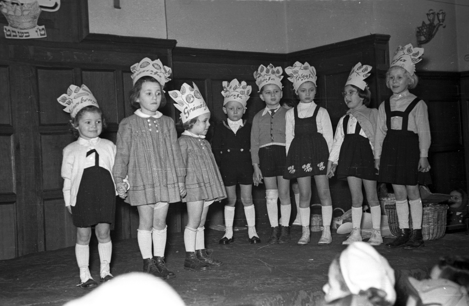 Hungary, Budapest VII., Kazinczy utcai orthodox központ, díszterem., 1953, Hámori Gyula, Budapest, kids, play, hold hands, crown, Fortepan #123495