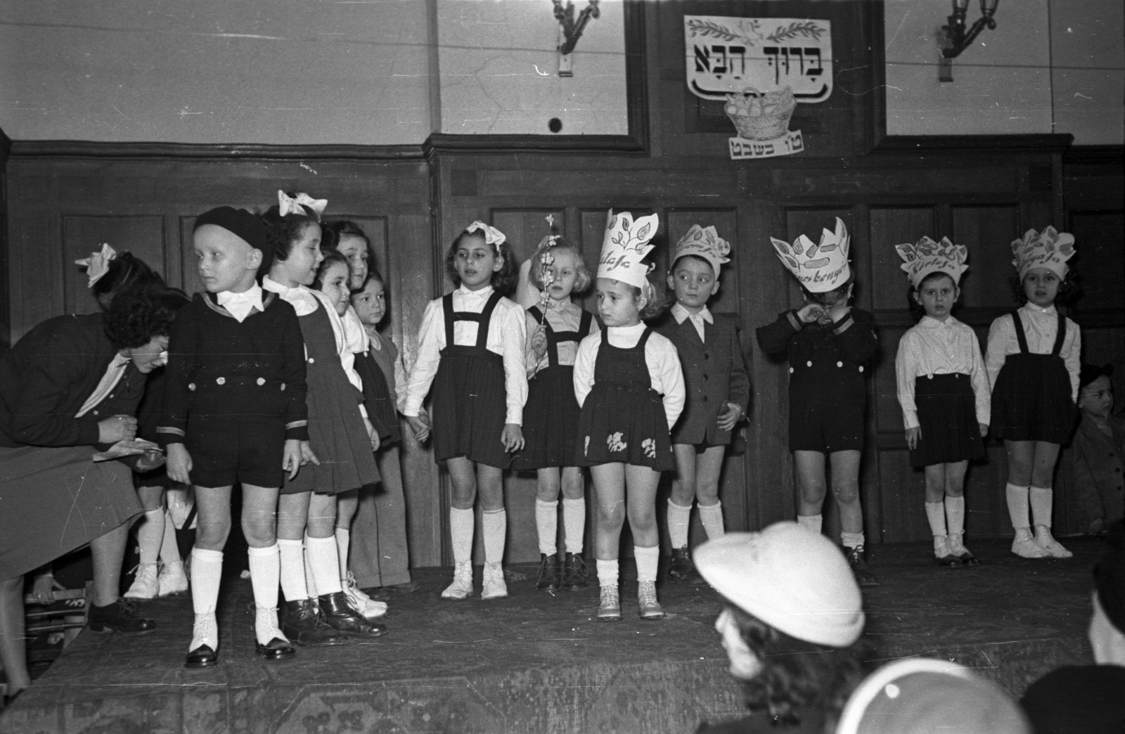 Hungary, Budapest VII., Kazinczy utcai orthodox központ, díszterem., 1953, Hámori Gyula, Budapest, kids, knee snocks, Hebrew script, stage, Fortepan #123497