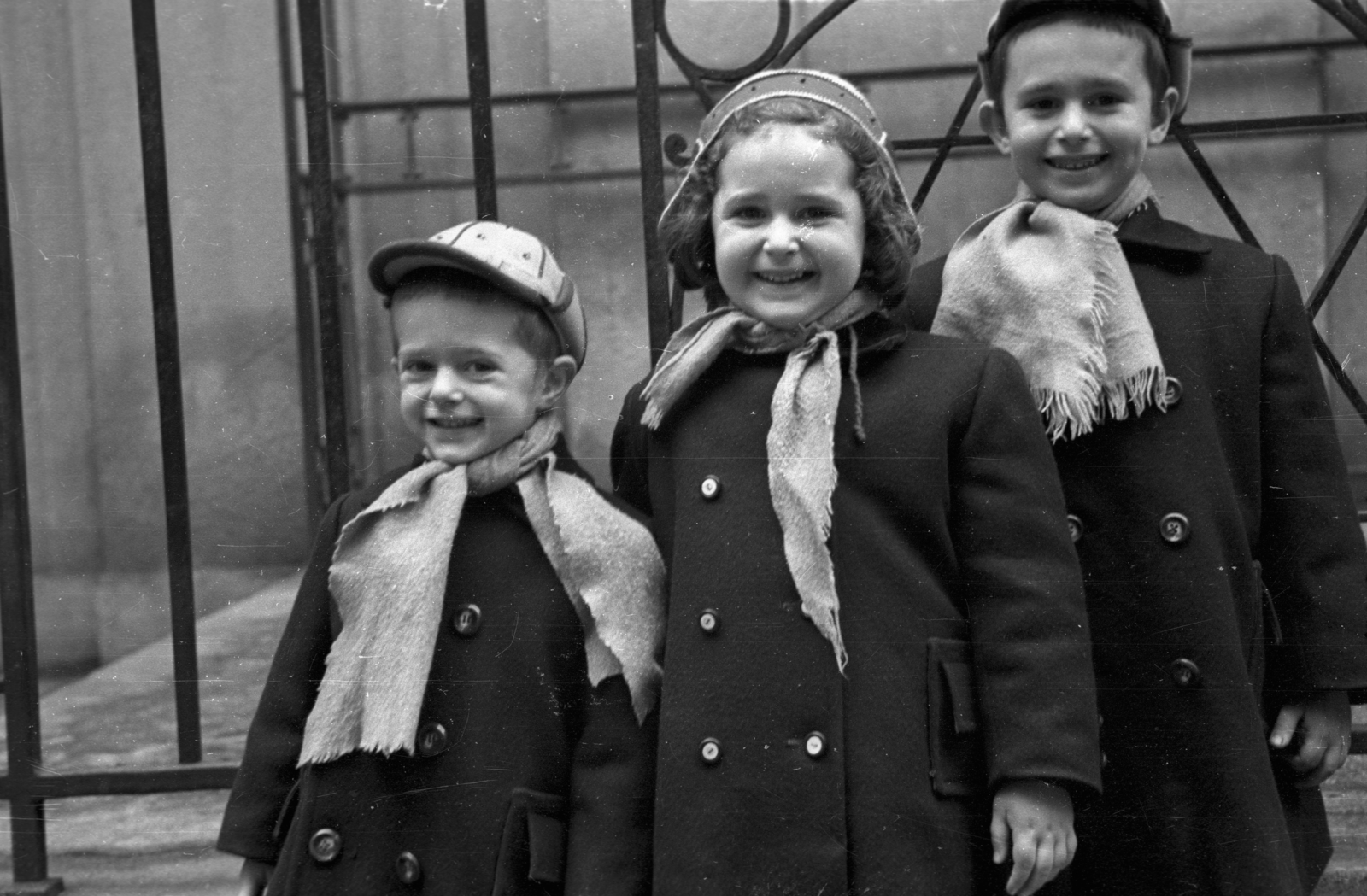 Hungary, Budapest VII., a Kazinczy utcai orthodox központ udvara, hüpe (menyegzői baldachin) a zsinagógánál., 1953, Hámori Gyula, judaism, Budapest, chuppah, smile, cap, kids, scarf, double-breasted coat, Fortepan #123498
