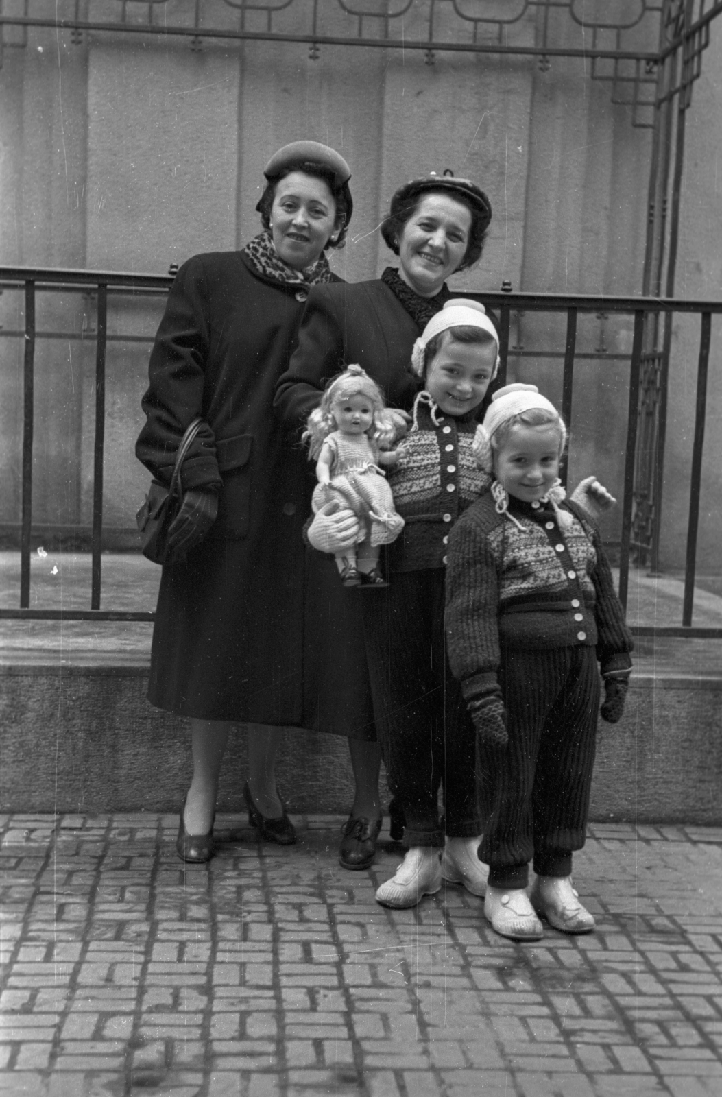 Hungary, Budapest VII., a Kazinczy utcai orthodox központ udvara, hüpe (menyegzői baldachin) a zsinagógánál., 1953, Hámori Gyula, judaism, Budapest, chuppah, girls, toy doll, Fortepan #123499