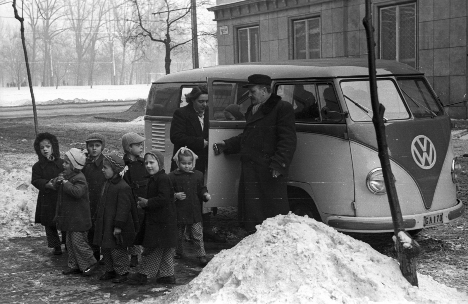 Hungary, Budapest VI., a felvétel a Benczúr utca 48. előtt készült. Háttérben a Dózsa György út és a Városliget., 1953, Hámori Gyula, Volkswagen-brand, Budapest, number plate, kids, snow piles, Fortepan #123507