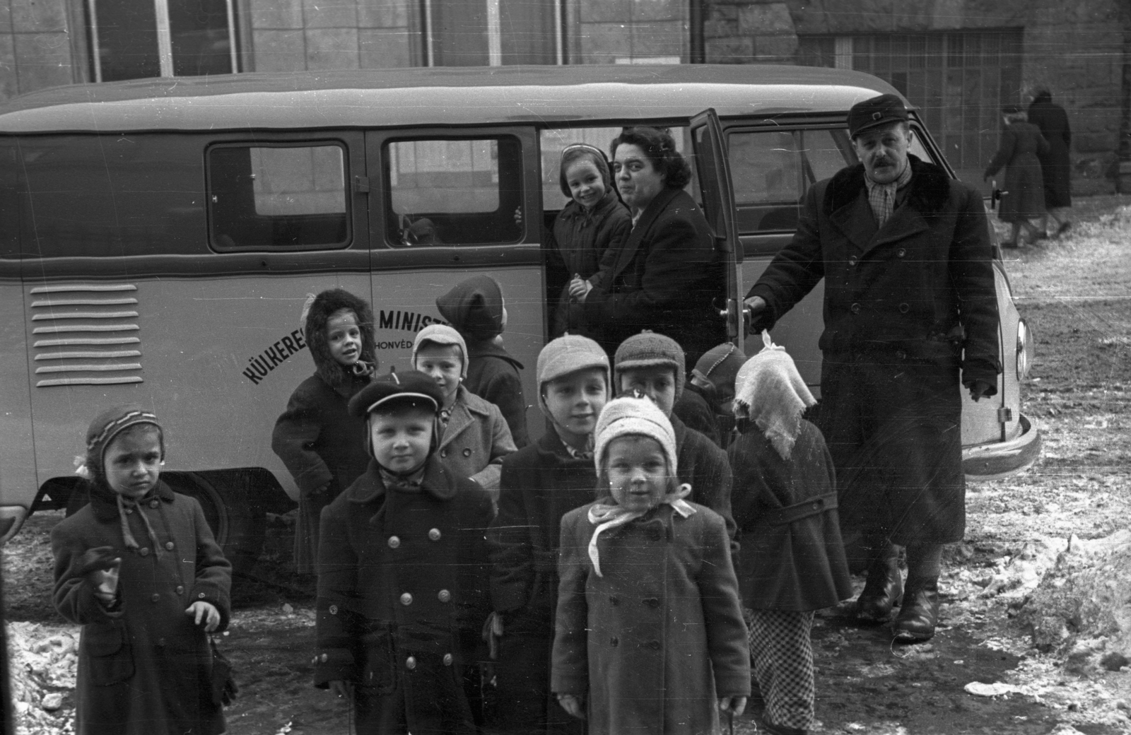 Hungary, Budapest VI., a felvétel a Benczúr utca 48. előtt készült., 1953, Hámori Gyula, Volkswagen-brand, Budapest, kids, double-breasted coat, Fortepan #123509