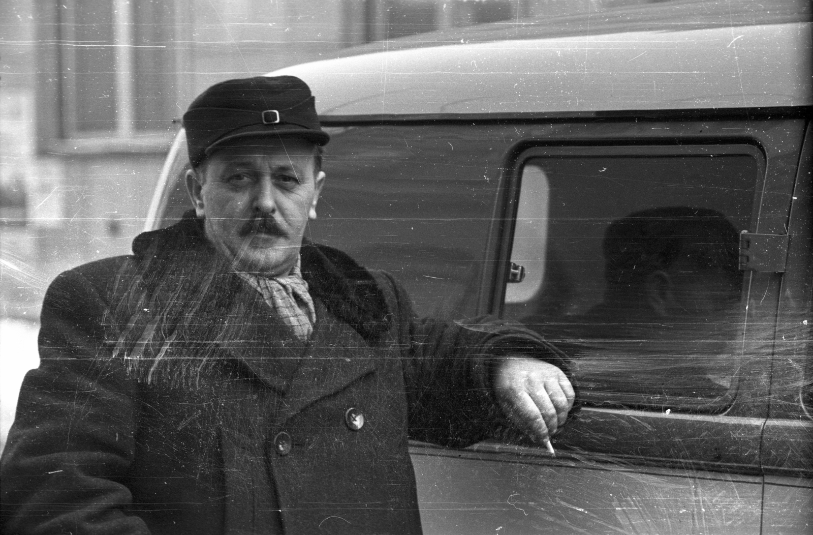 Hungary, Budapest VI., a felvétel a Benczúr utca 48. előtt készült., 1953, Hámori Gyula, Budapest, cap, man, smoking, winter coat, moustache, chauffeur, reflection, Fortepan #123510