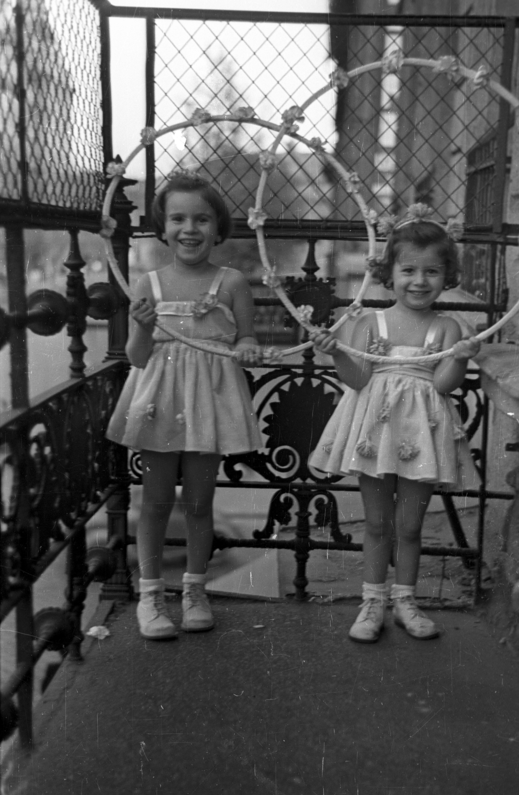 Hungary, Budapest V., Bajcsy-Zsilinszky út 12. számú ház a József Attila utca sarkán. Távolban a Deák Ferenc tér épületei., 1955, Hámori Gyula, Budapest, balcony, hula hoop, girls, Fortepan #123528