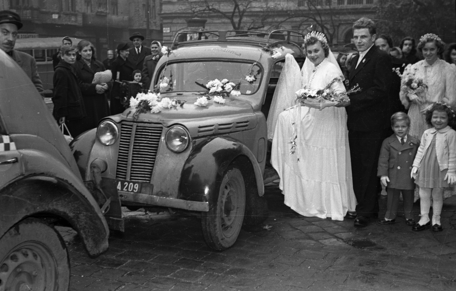 Hungary, Budapest IX., Bakáts tér, a felvétel az Assisi Szent Ferenc-templom előtt készült. Háttérben balra a Ráday utca., 1955, Hámori Gyula, taxicab, Renault-brand, untitled, Budapest, Fortepan #123531